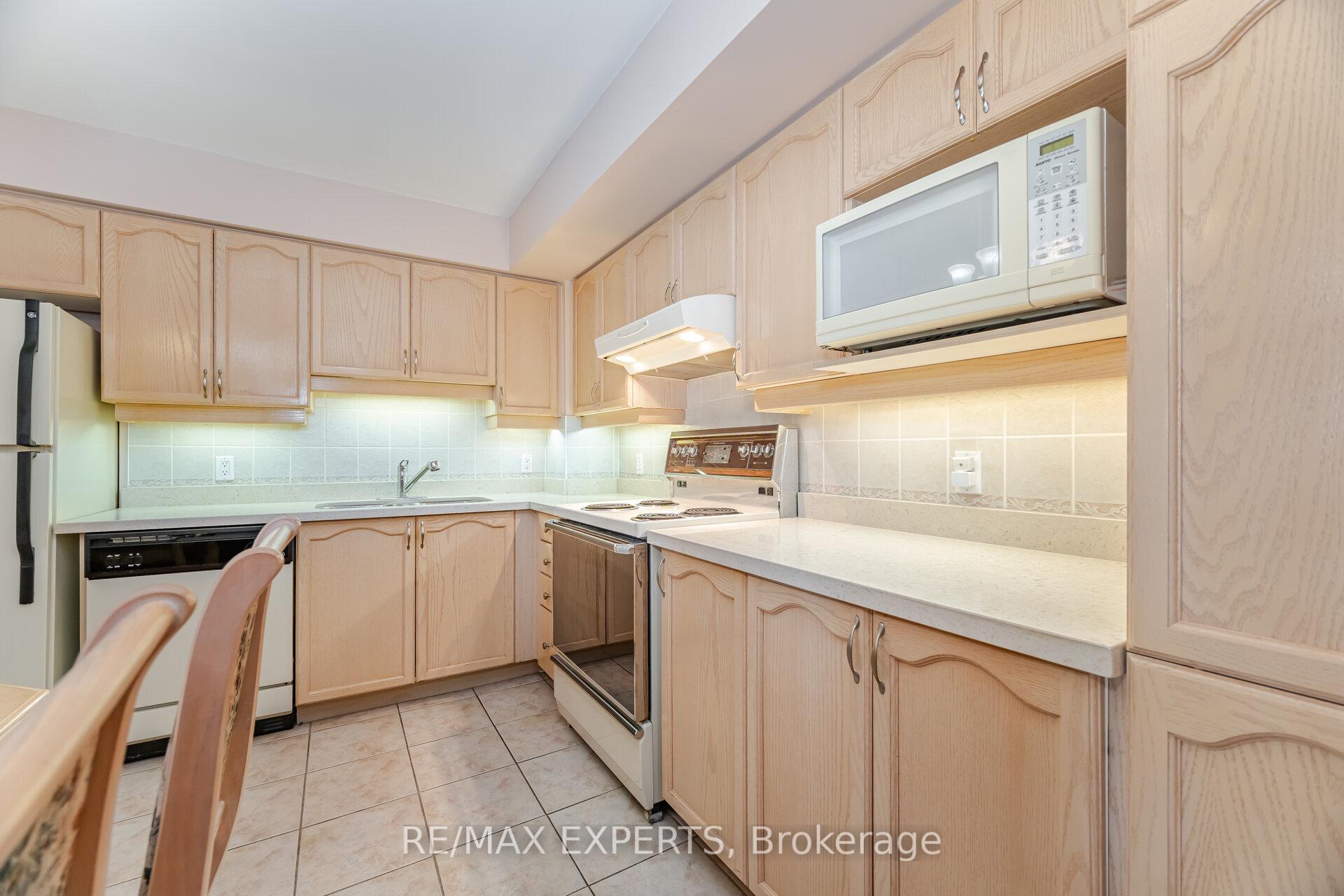 Photo 5 of Unit 312, 2504 Rutherford Road, Vaughan, Maple — HOMEH