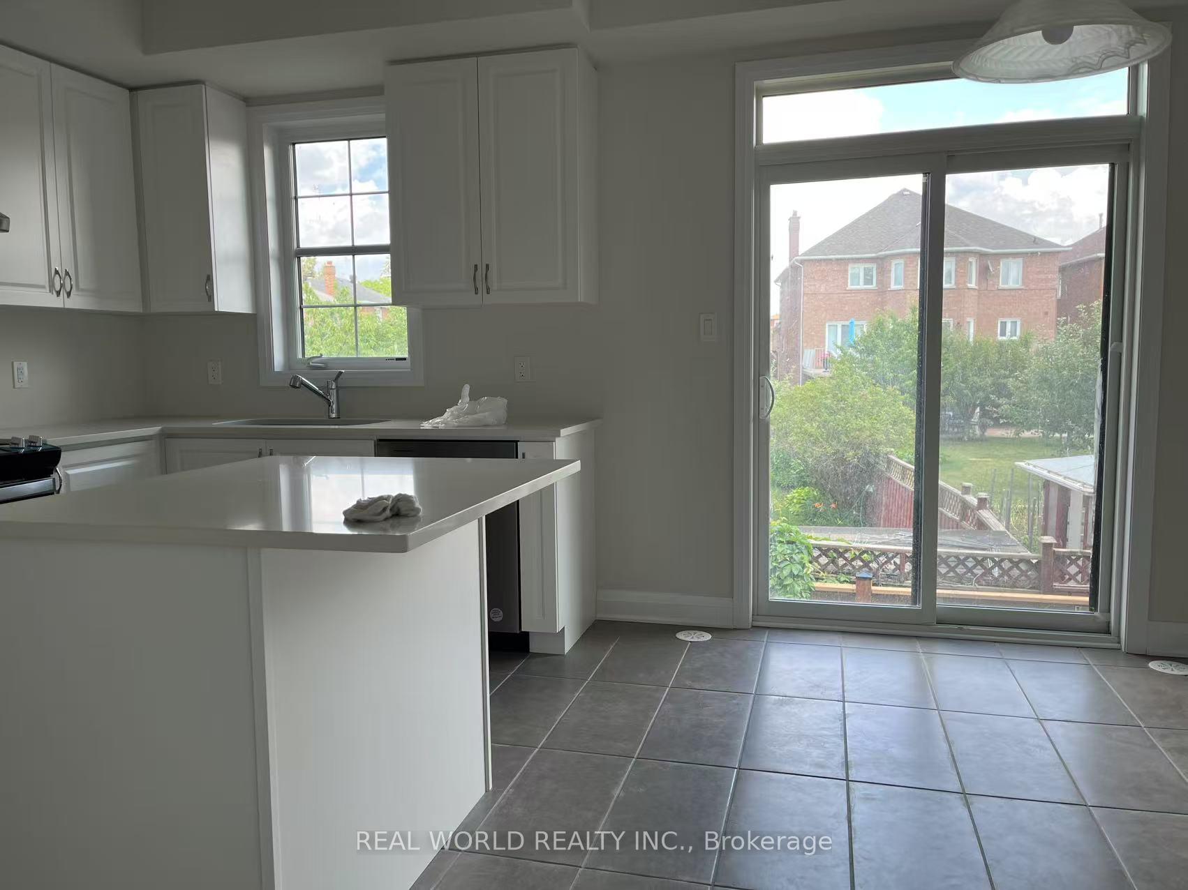 Photo 2 of 29 Kennisis Way, Vaughan, Maple — HOMEH