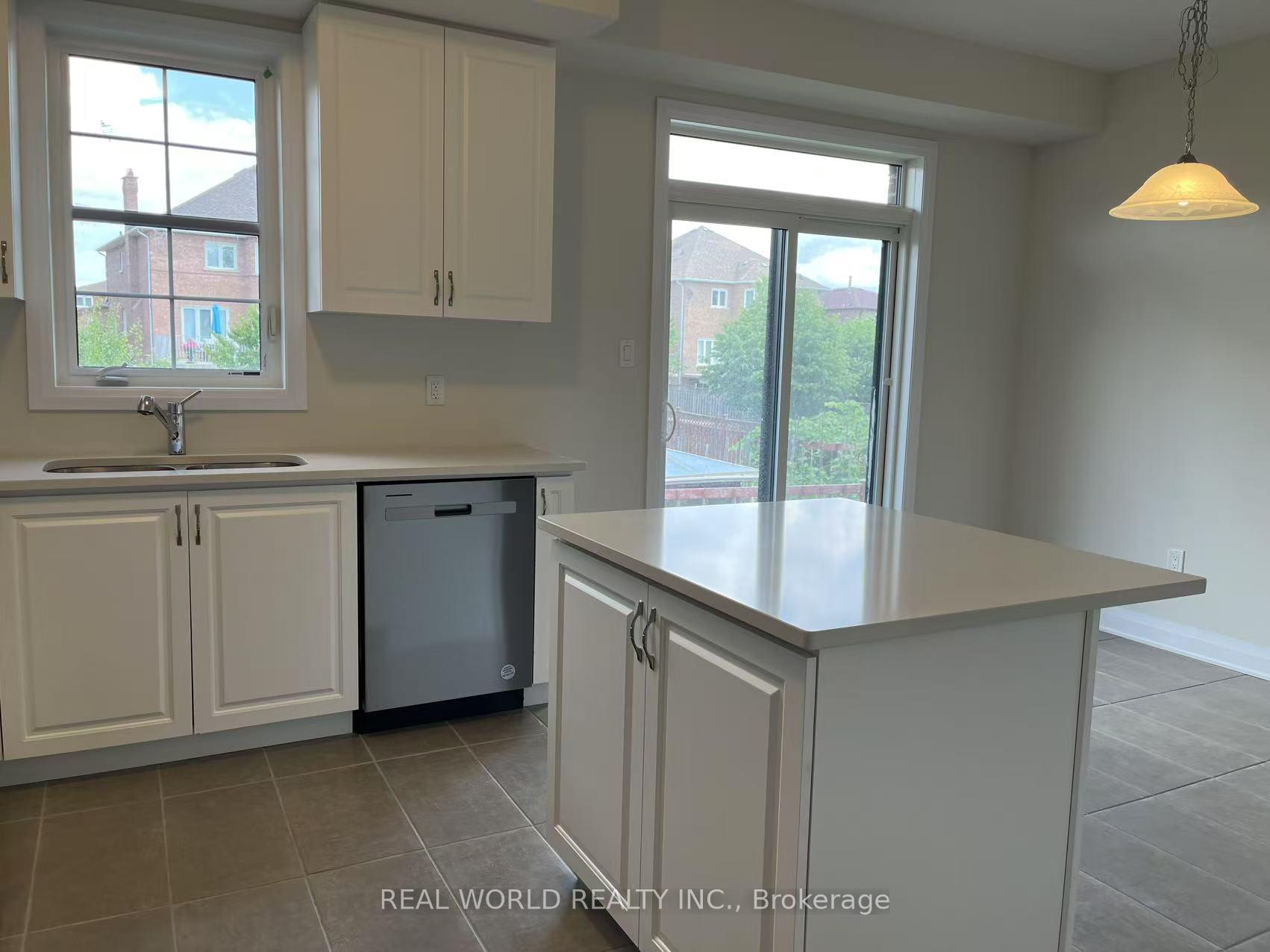 Photo 6 of 29 Kennisis Way, Vaughan, Maple — HOMEH