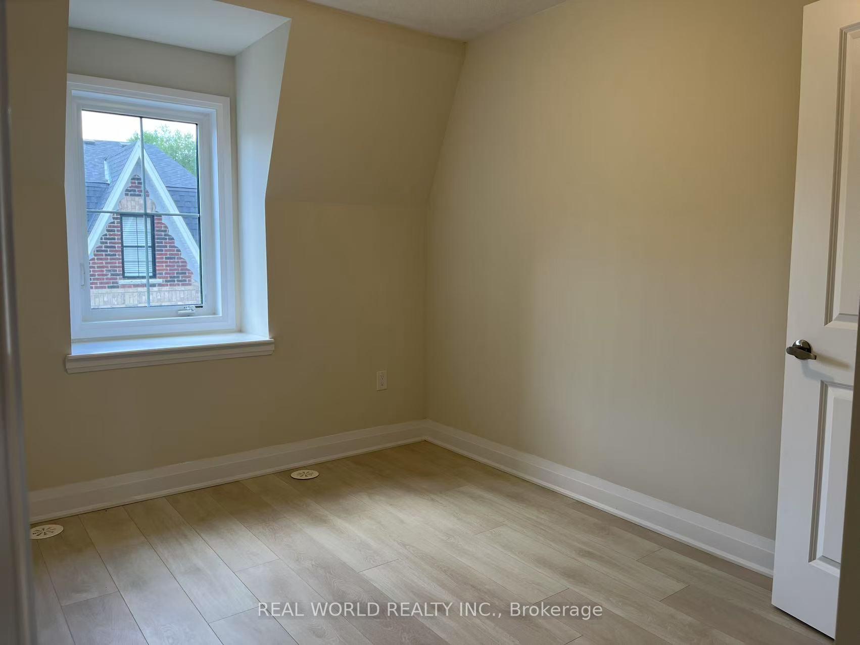 Photo 3 of 29 Kennisis Way, Vaughan, Maple — HOMEH