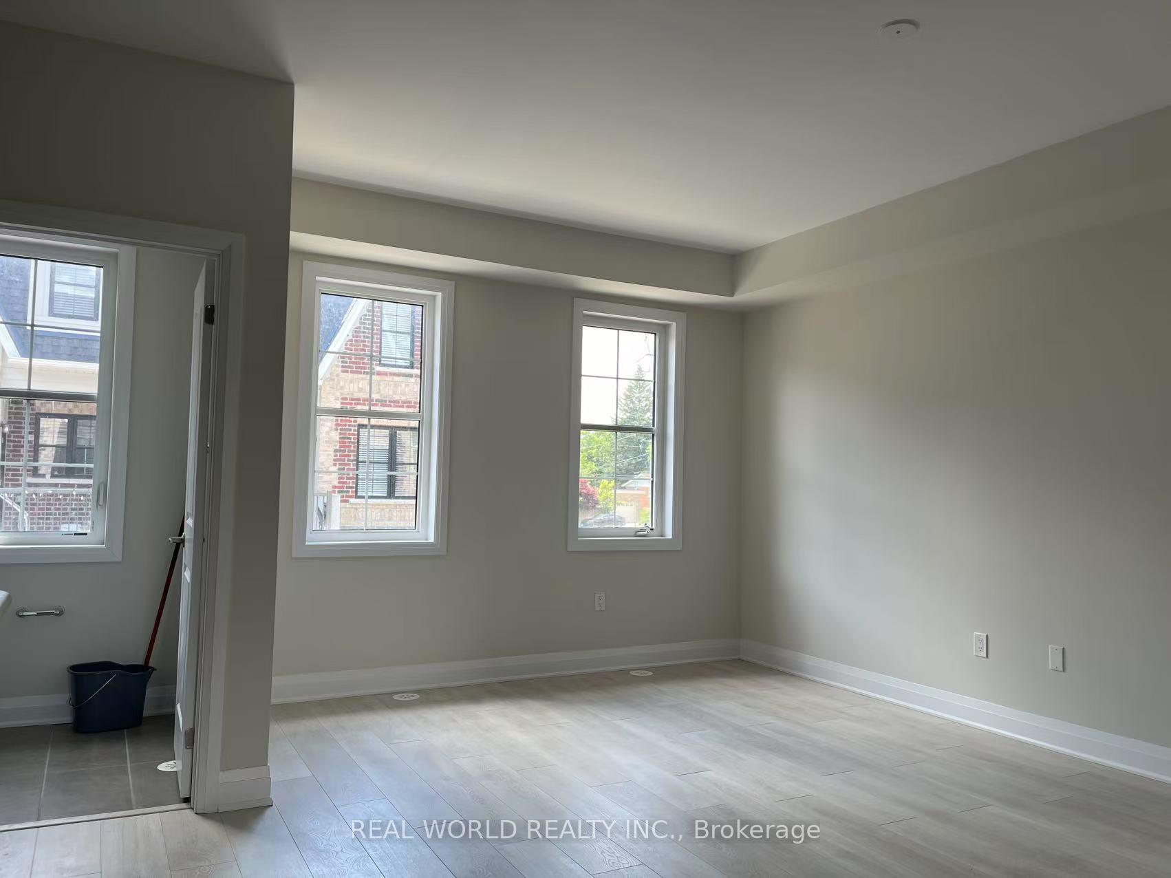 Photo 7 of 29 Kennisis Way, Vaughan, Maple — HOMEH