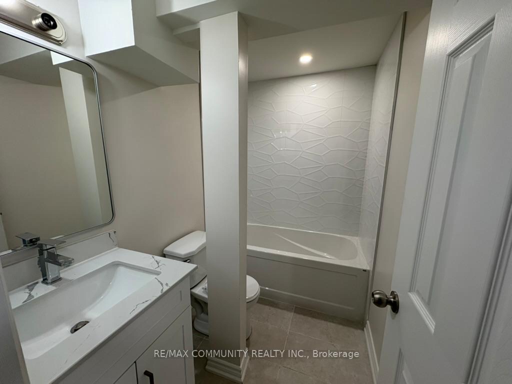 Photo 4 of 34 Coppard Avenue, Markham, Middlefield — HOMEH