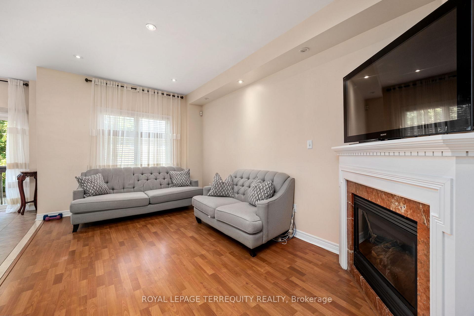Photo 12 of 42 Arco Circle, Vaughan, Maple — HOMEH