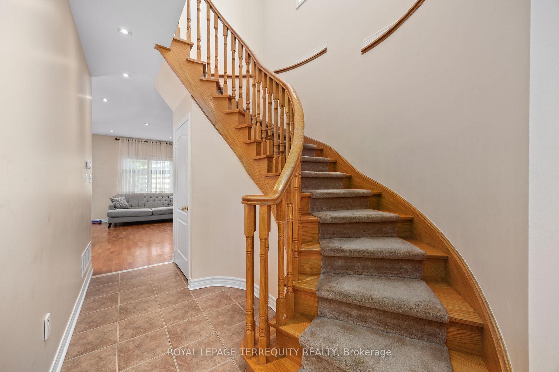 Photo 3 of 42 Arco Circle, Vaughan, Maple — HOMEH