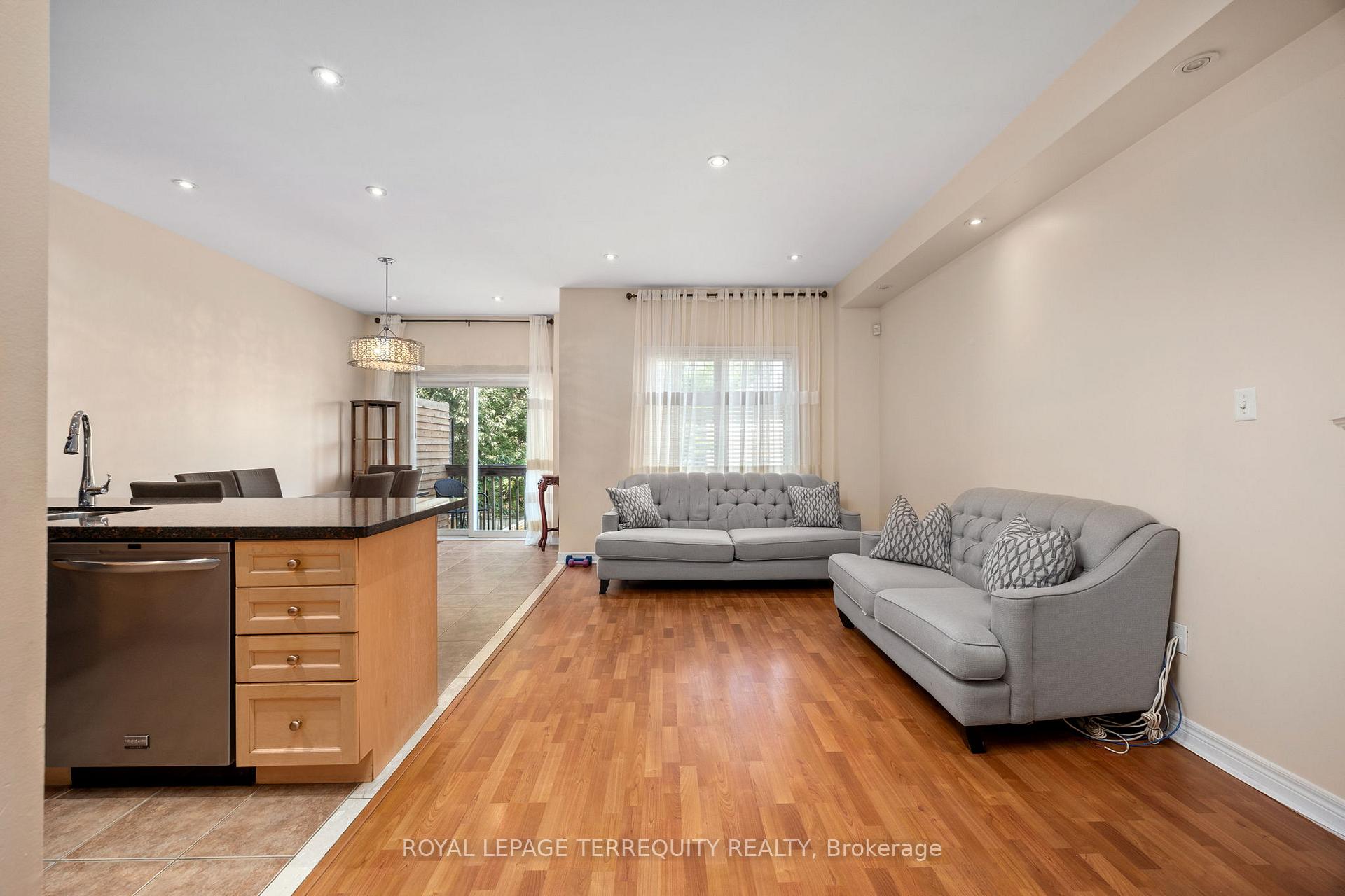 Photo 2 of 42 Arco Circle, Vaughan, Maple — HOMEH