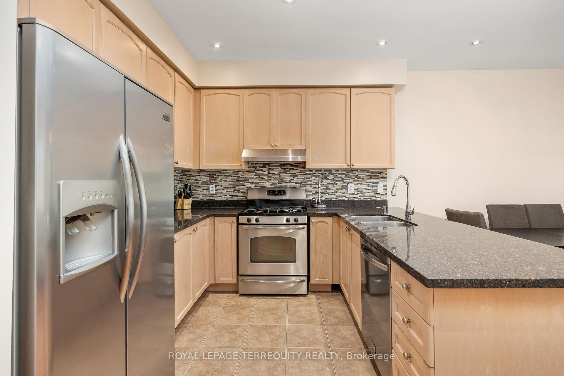 Photo 17 of 42 Arco Circle, Vaughan, Maple — HOMEH