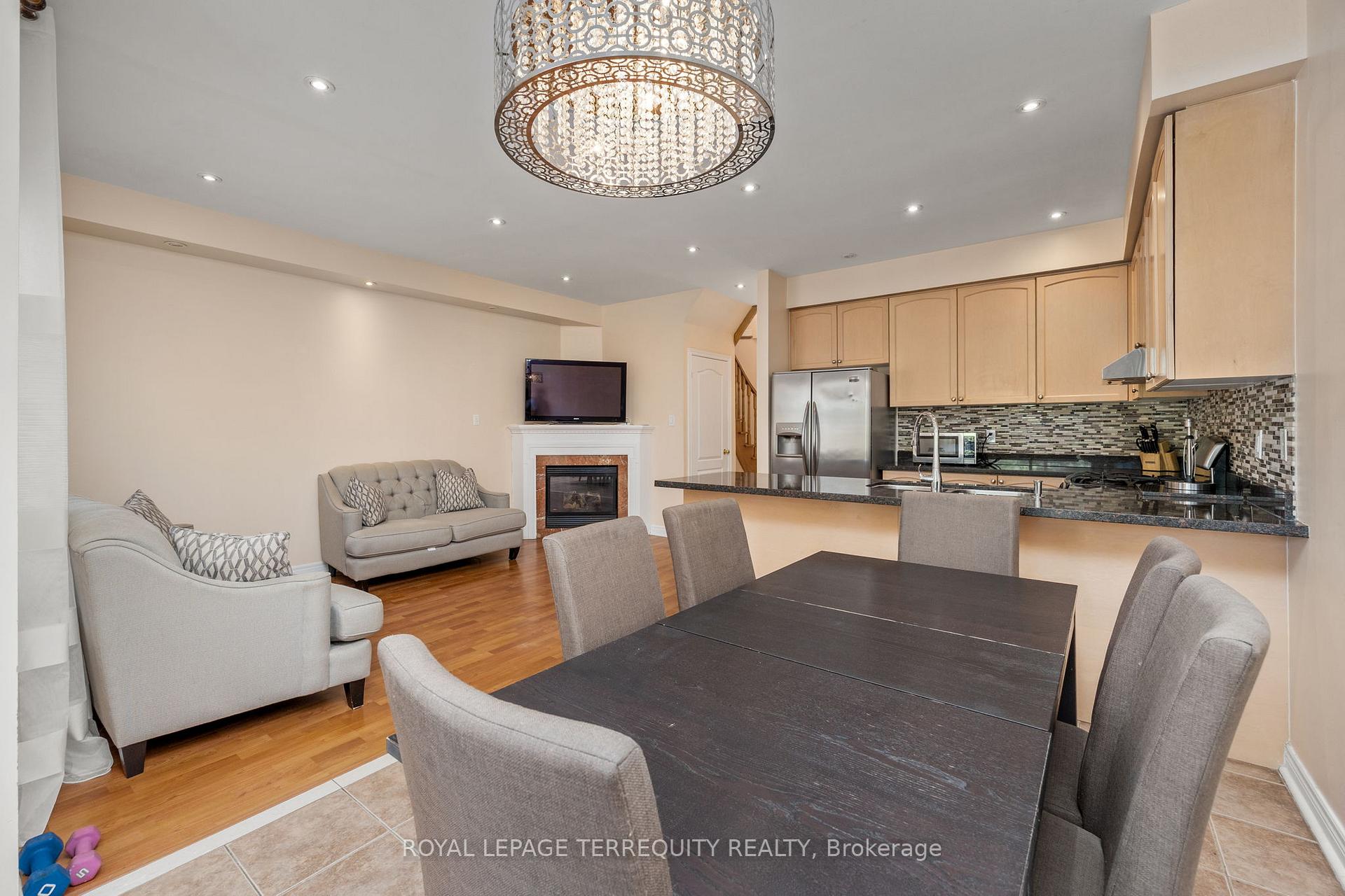 Photo 4 of 42 Arco Circle, Vaughan, Maple — HOMEH