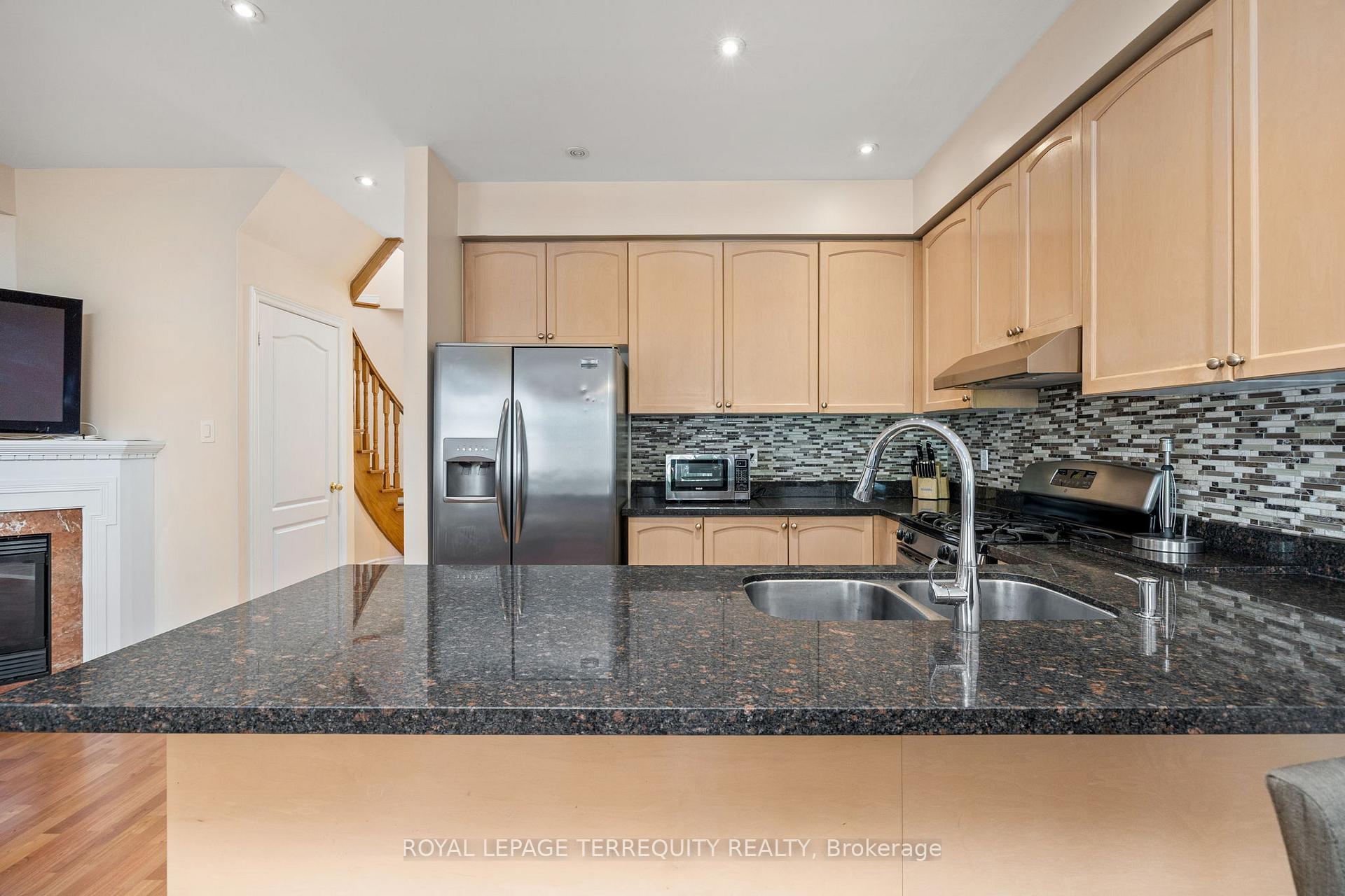 Photo 5 of 42 Arco Circle, Vaughan, Maple — HOMEH
