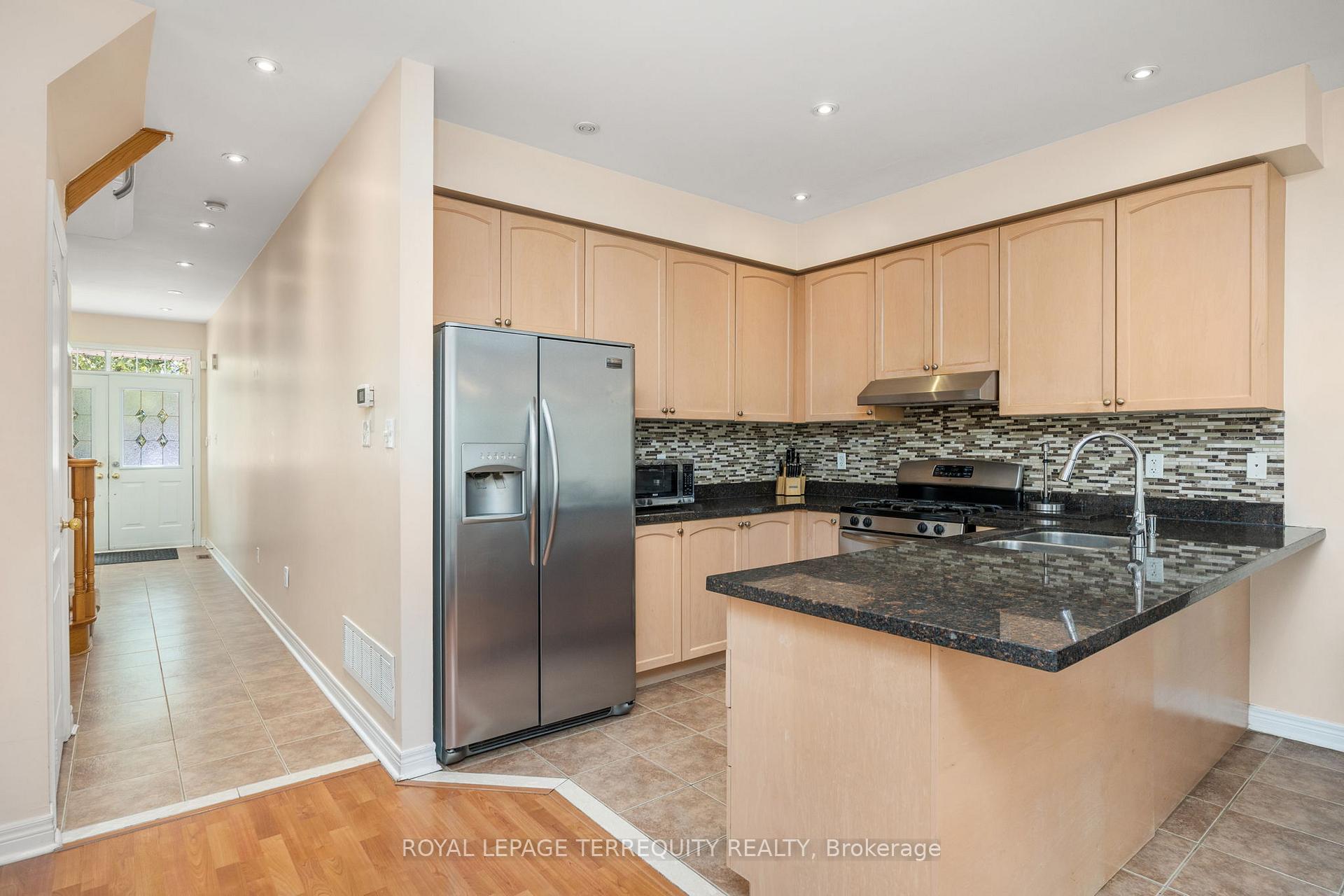 Photo 10 of 42 Arco Circle, Vaughan, Maple — HOMEH
