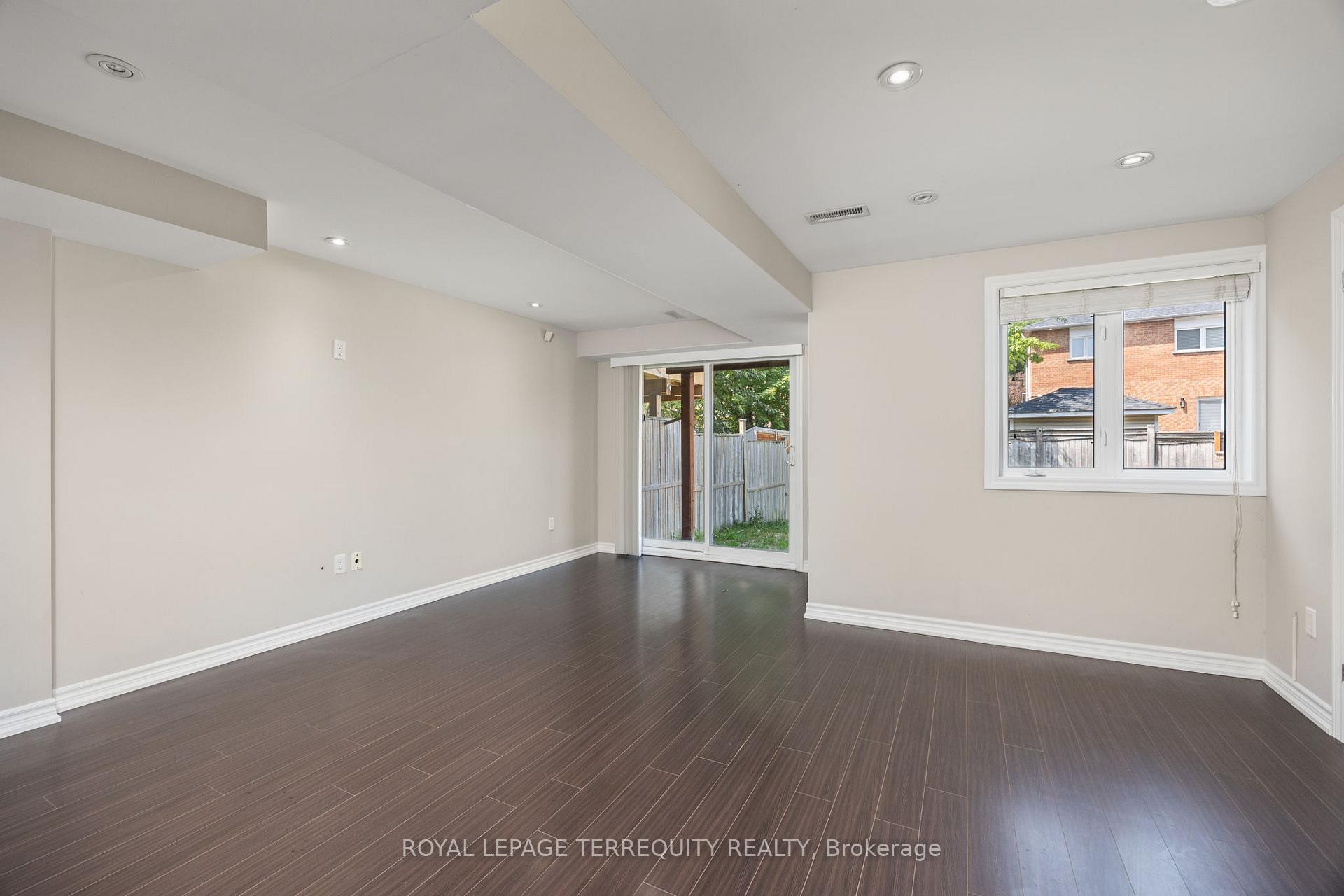 Photo 14 of 42 Arco Circle, Vaughan, Maple — HOMEH