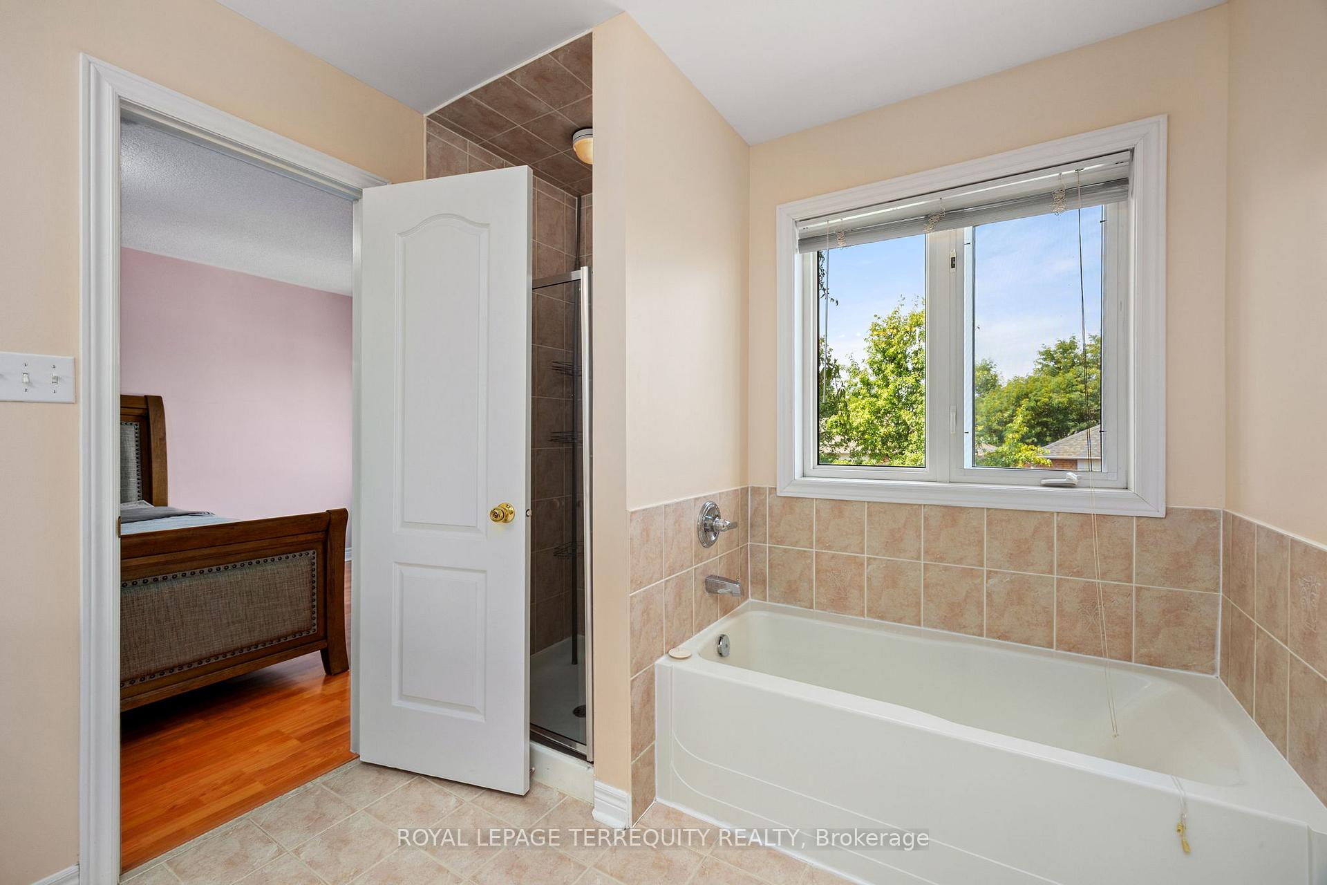 Photo 18 of 42 Arco Circle, Vaughan, Maple — HOMEH