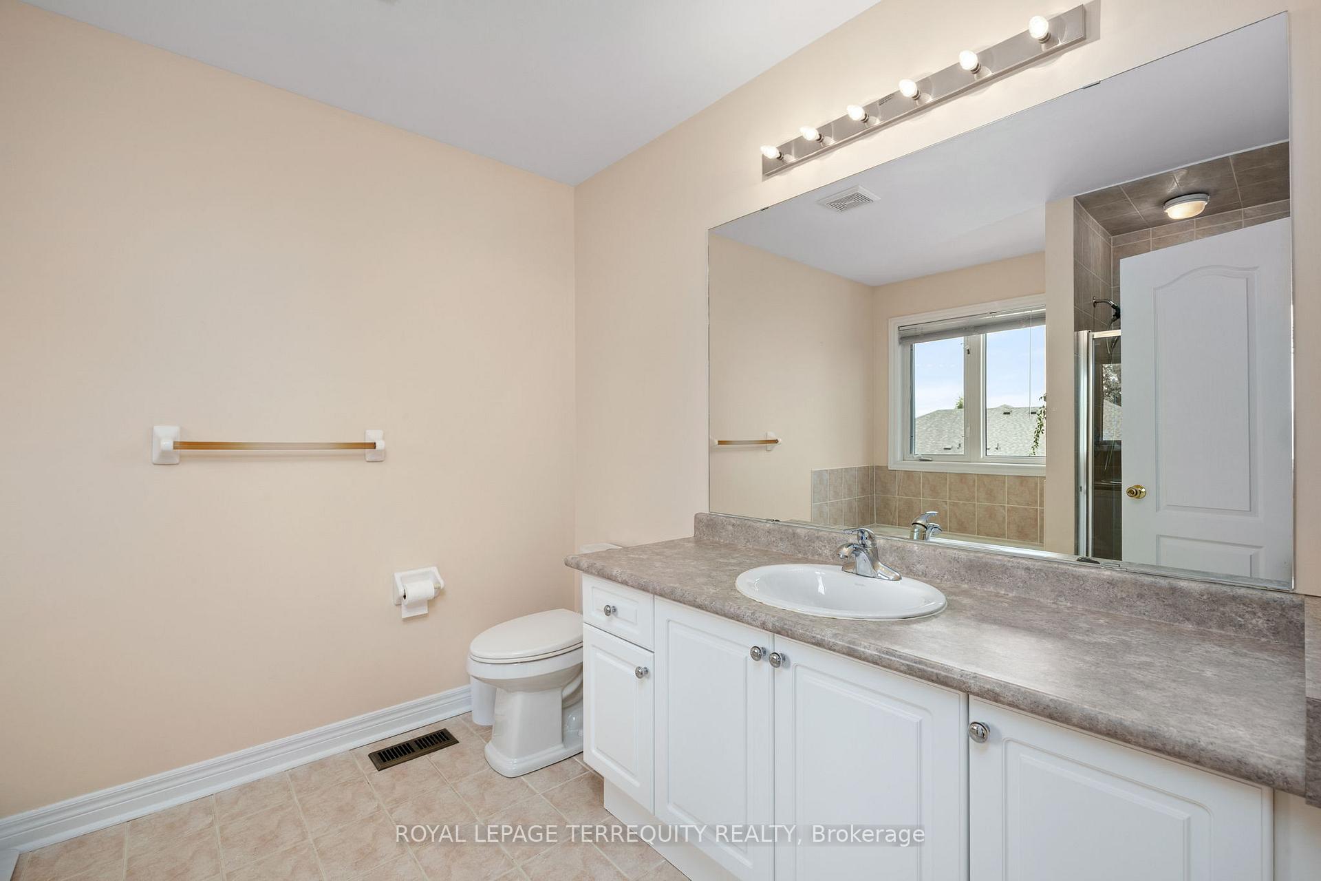 Photo 11 of 42 Arco Circle, Vaughan, Maple — HOMEH