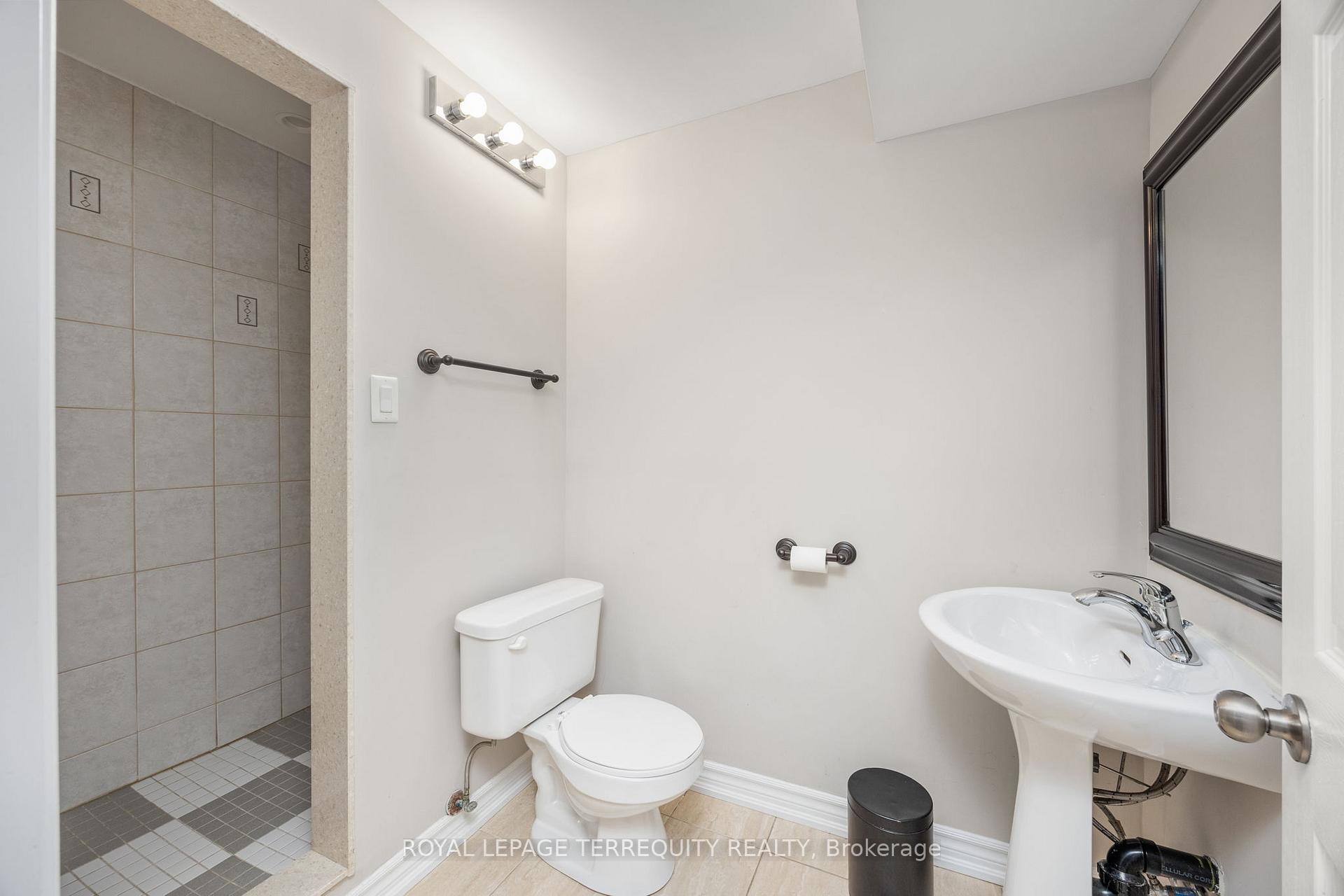 Photo 34 of 42 Arco Circle, Vaughan, Maple — HOMEH