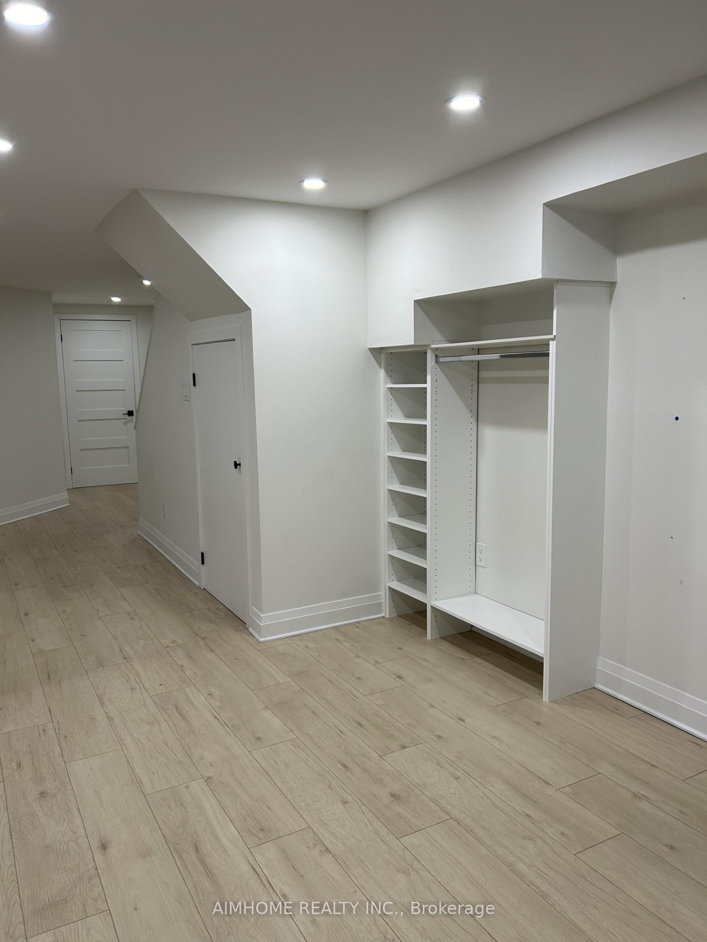 Photo 5 of 14 Twelve Oaks Drive, Aurora, Aurora Village — HOMEH