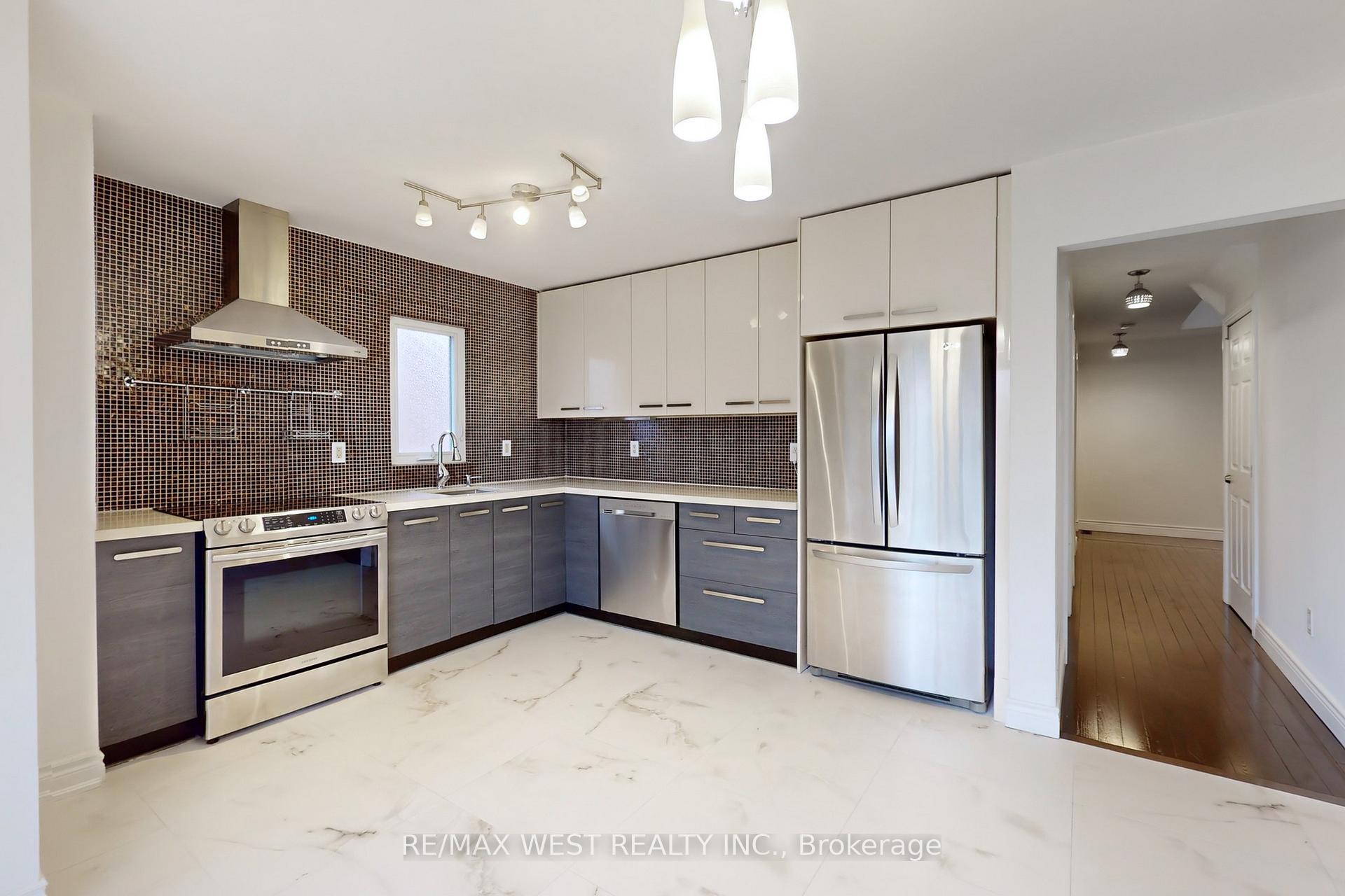 Photo 3 of 43 Chiswick Crescent, Aurora, Aurora Highlands — HOMEH