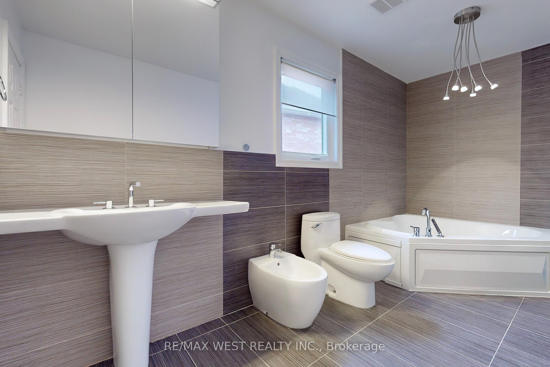 Photo 17 of 43 Chiswick Crescent, Aurora, Aurora Highlands — HOMEH