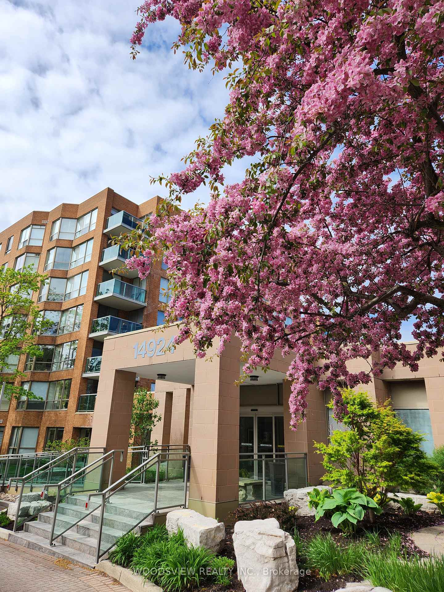 Photo 1 of Unit 120, 14924 Yonge Street, Aurora, Aurora Heights — HOMEH