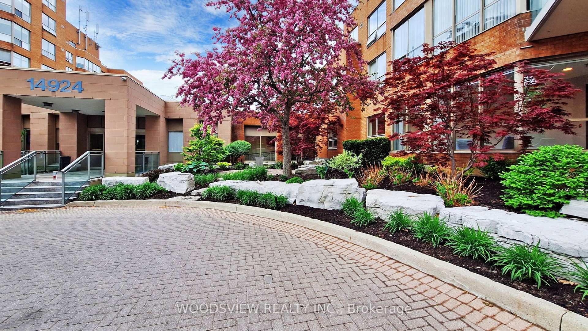 Photo 2 of Unit 120, 14924 Yonge Street, Aurora, Aurora Heights — HOMEH