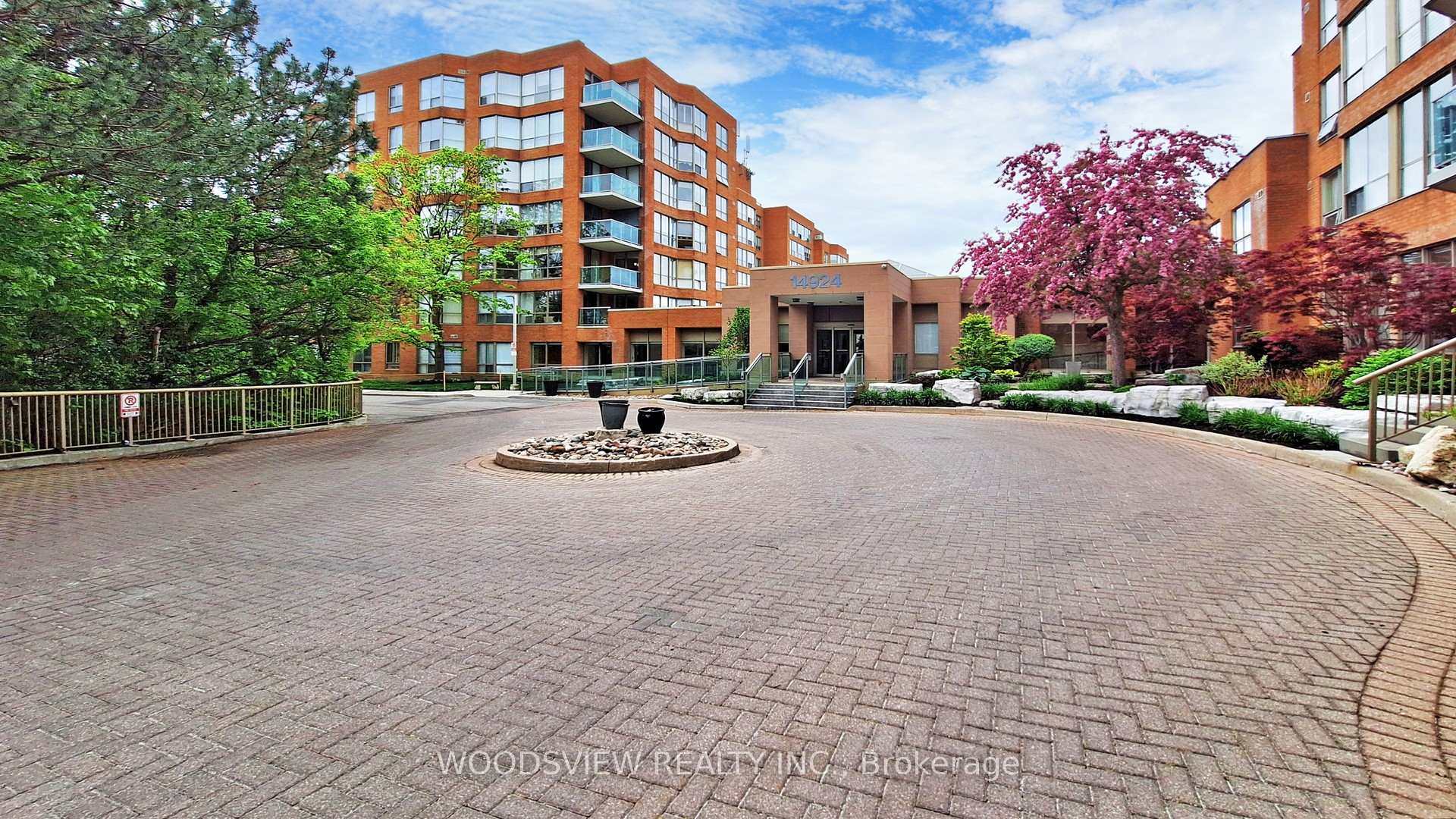 Photo 6 of Unit 120, 14924 Yonge Street, Aurora, Aurora Heights — HOMEH
