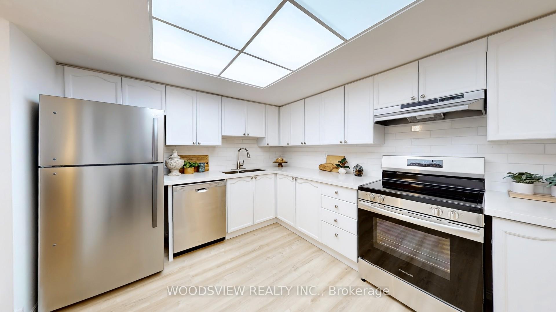 Photo 4 of Unit 120, 14924 Yonge Street, Aurora, Aurora Heights — HOMEH