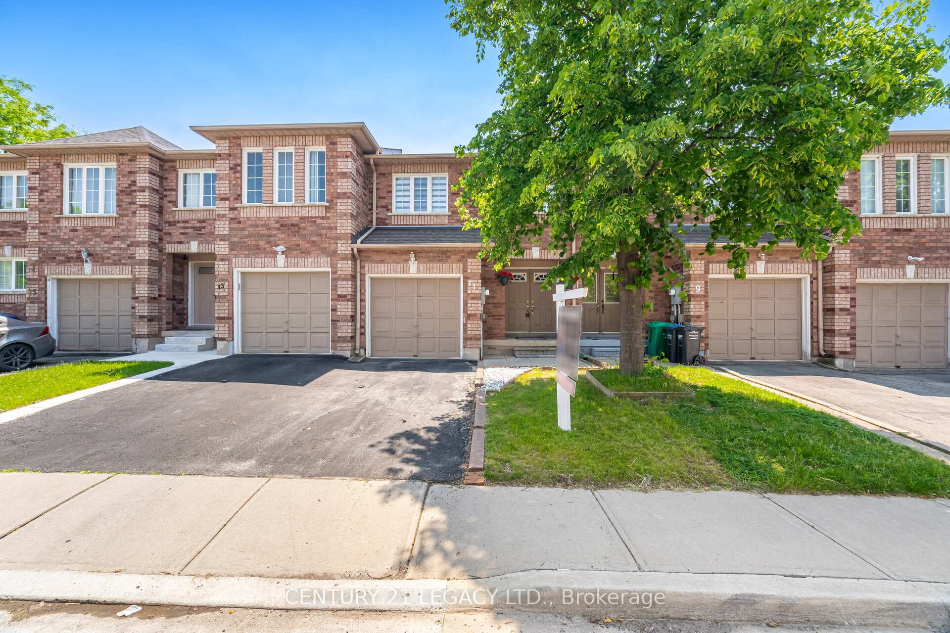 Photo 4 of Unit 11, 100 Brickyard Way, Brampton, Brampton North — HOMEH