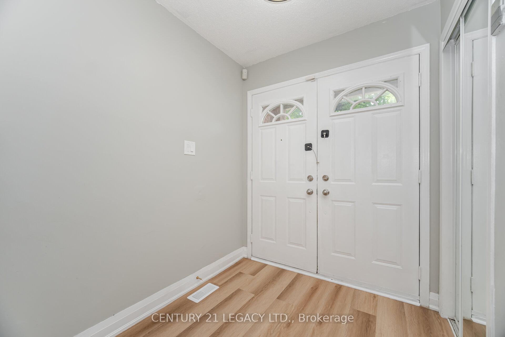 Photo 13 of Unit 11, 100 Brickyard Way, Brampton, Brampton North — HOMEH