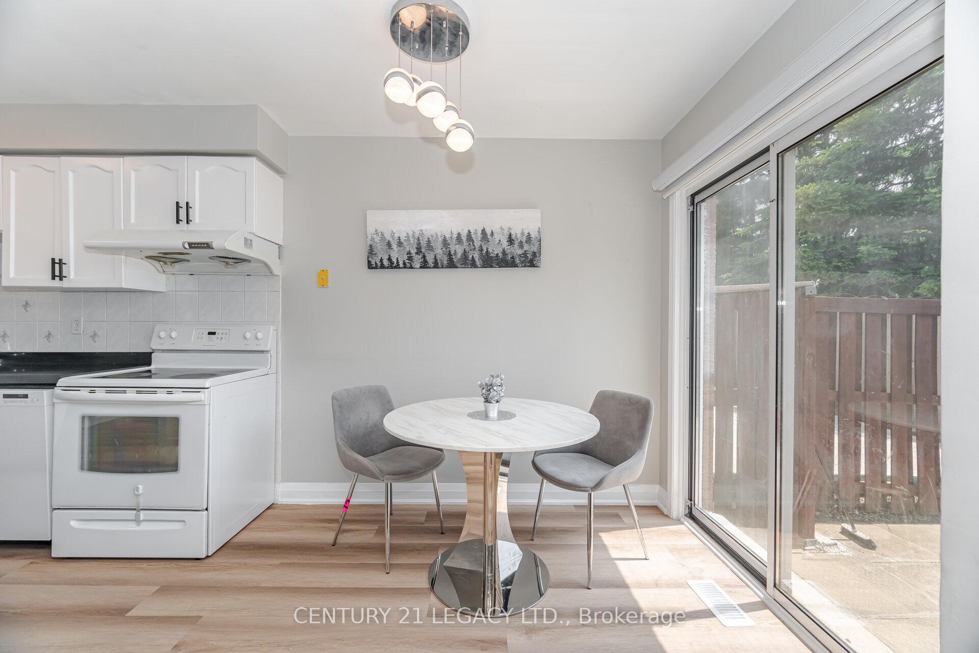 Photo 7 of Unit 11, 100 Brickyard Way, Brampton, Brampton North — HOMEH