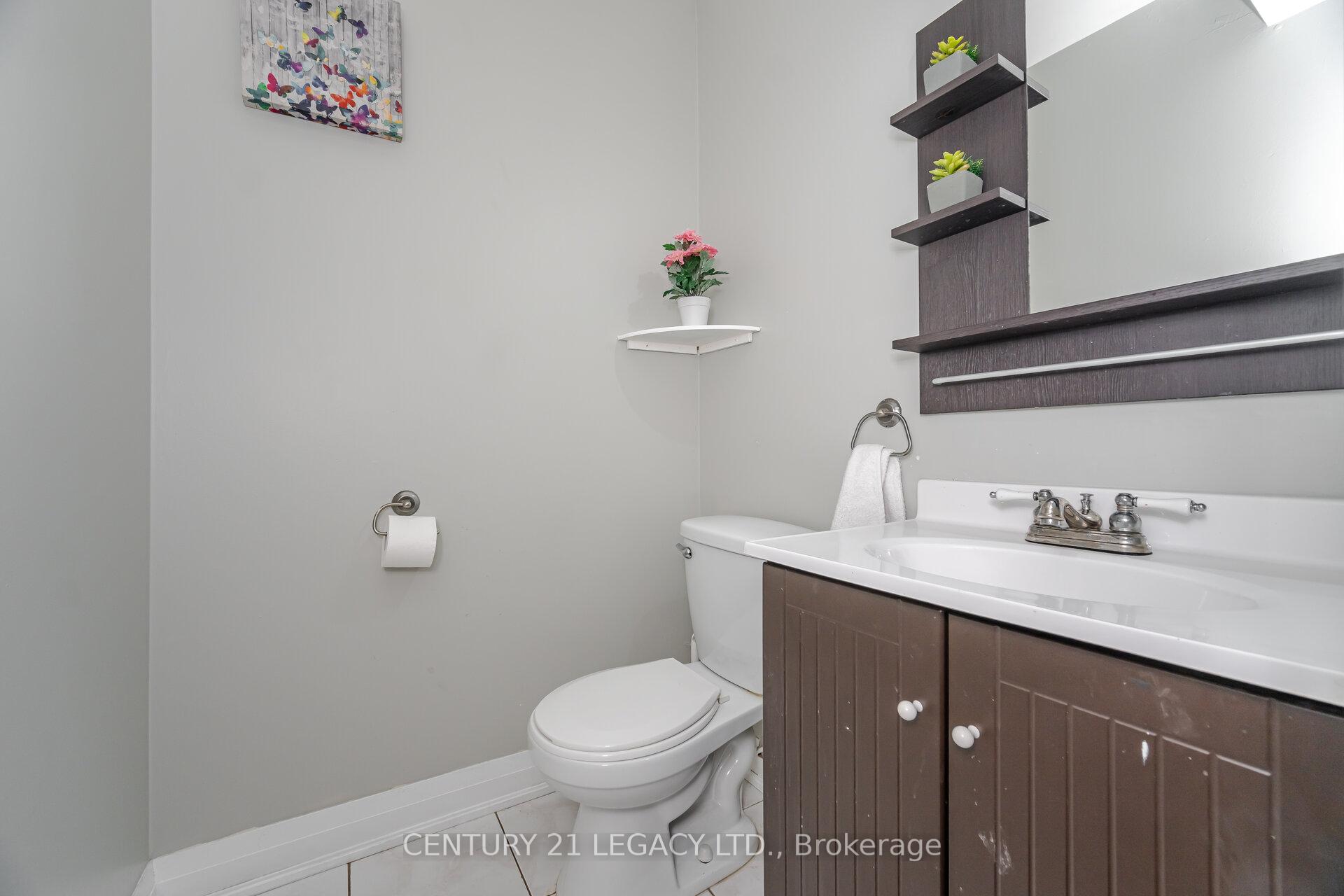 Photo 2 of Unit 11, 100 Brickyard Way, Brampton, Brampton North — HOMEH