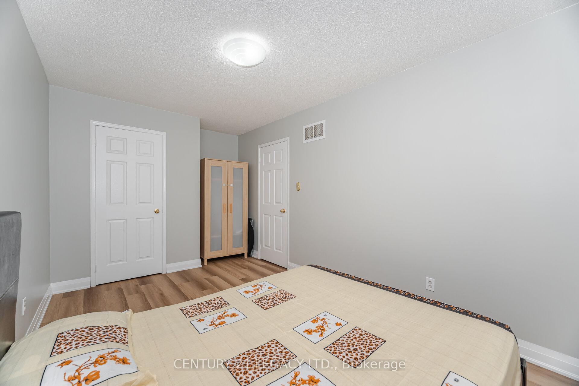 Photo 3 of Unit 11, 100 Brickyard Way, Brampton, Brampton North — HOMEH
