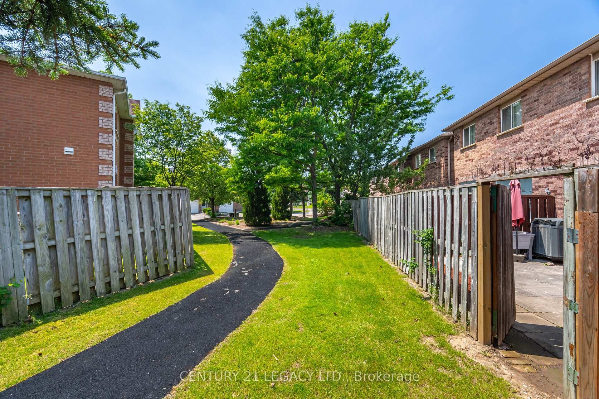 Photo 29 of Unit 11, 100 Brickyard Way, Brampton, Brampton North — HOMEH