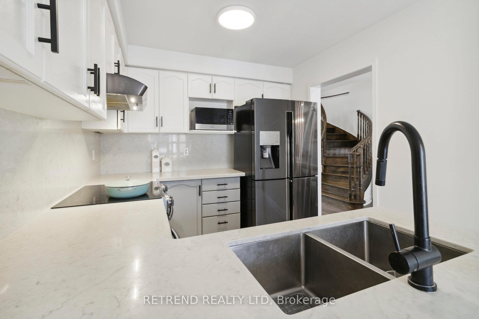 Photo 2 of Unit 15, 20 Minton Drive, Vaughan, East Woodbridge — HOMEH