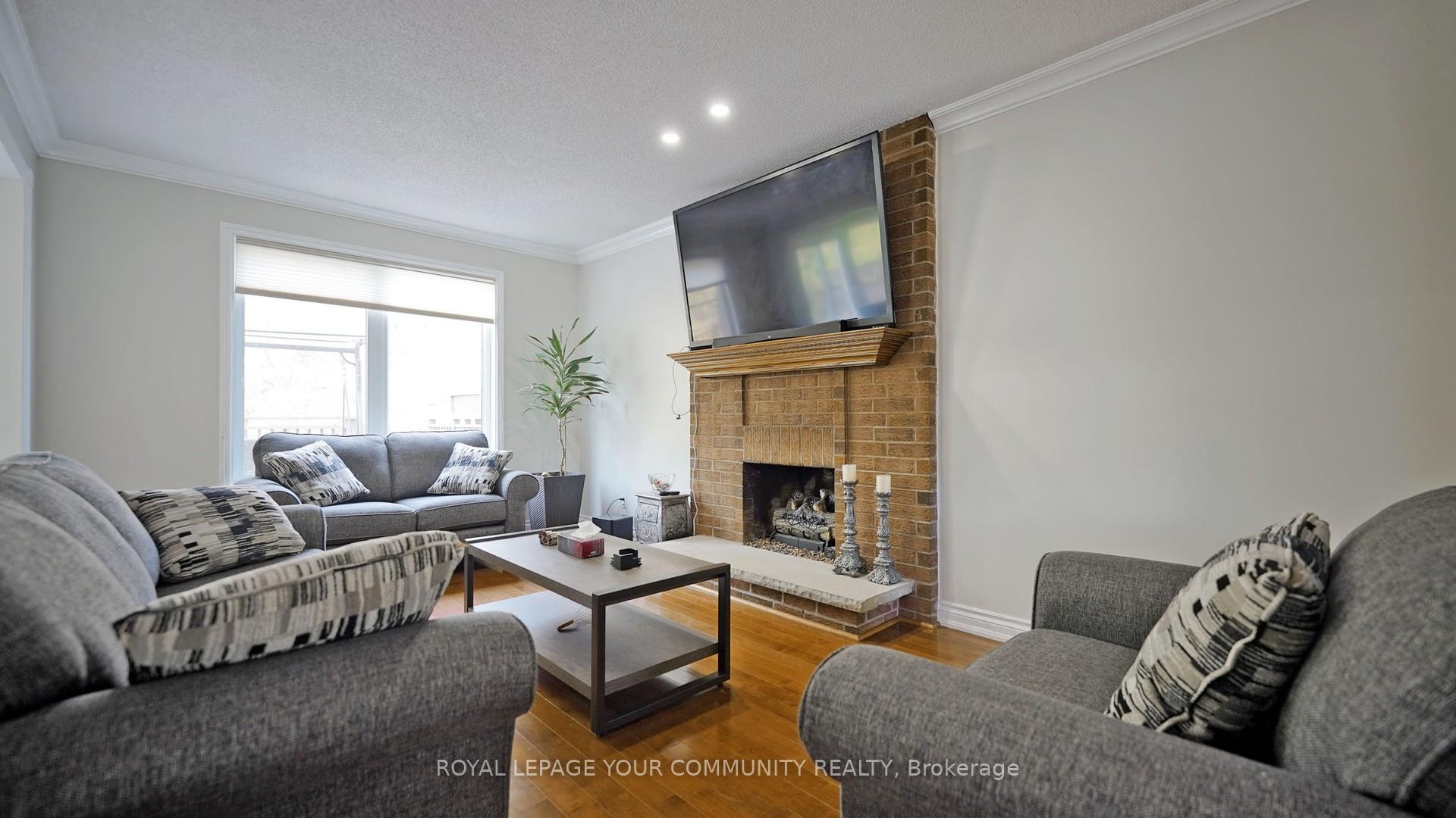 Photo 14 of 100 Delayne Drive, Aurora, Aurora Heights — HOMEH