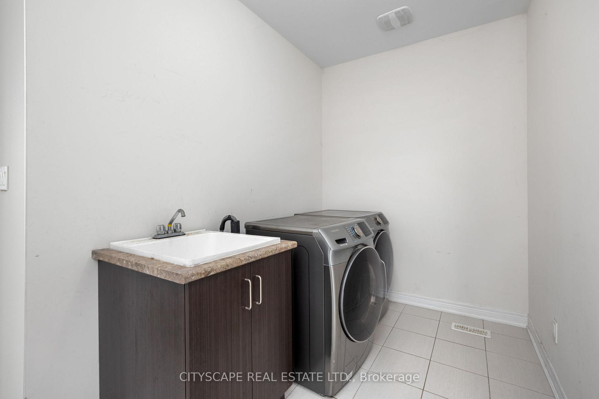 Photo 4 of 907 Green Street, Innisfil, Lefroy — HOMEH