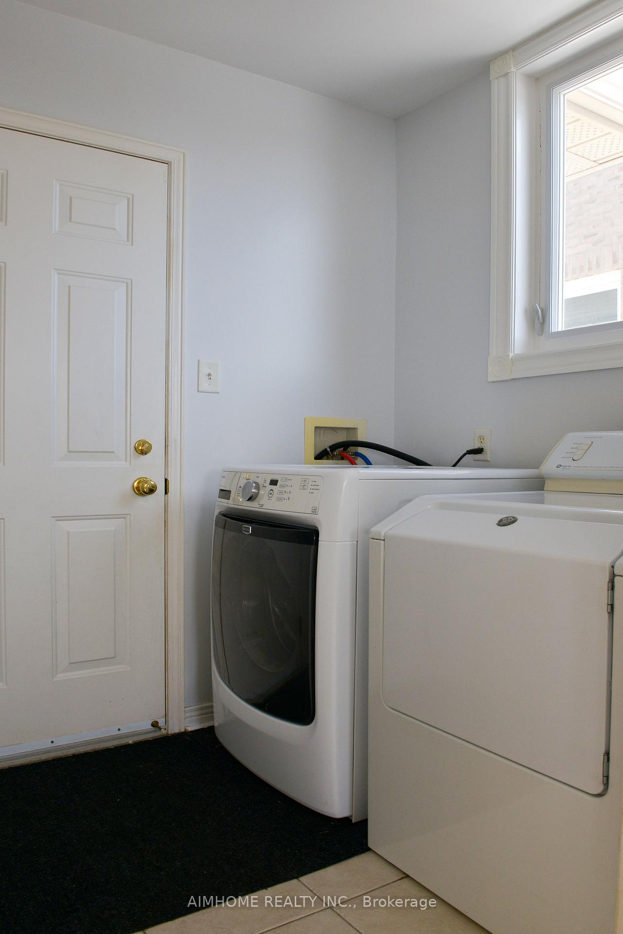Photo 3 of 76 Burndenford Crescent, Markham, Unionville — HOMEH
