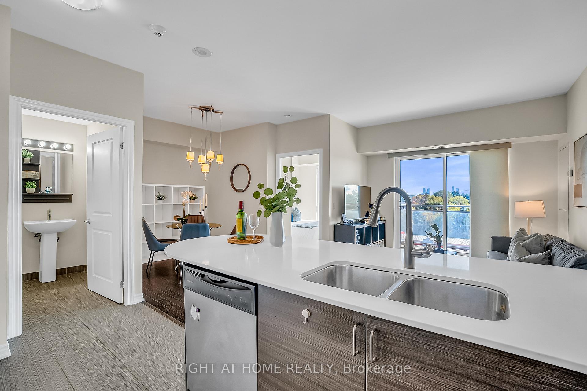 Photo 6 of Unit 508, 7730 Kipling Avenue, Vaughan, West Woodbridge — HOMEH