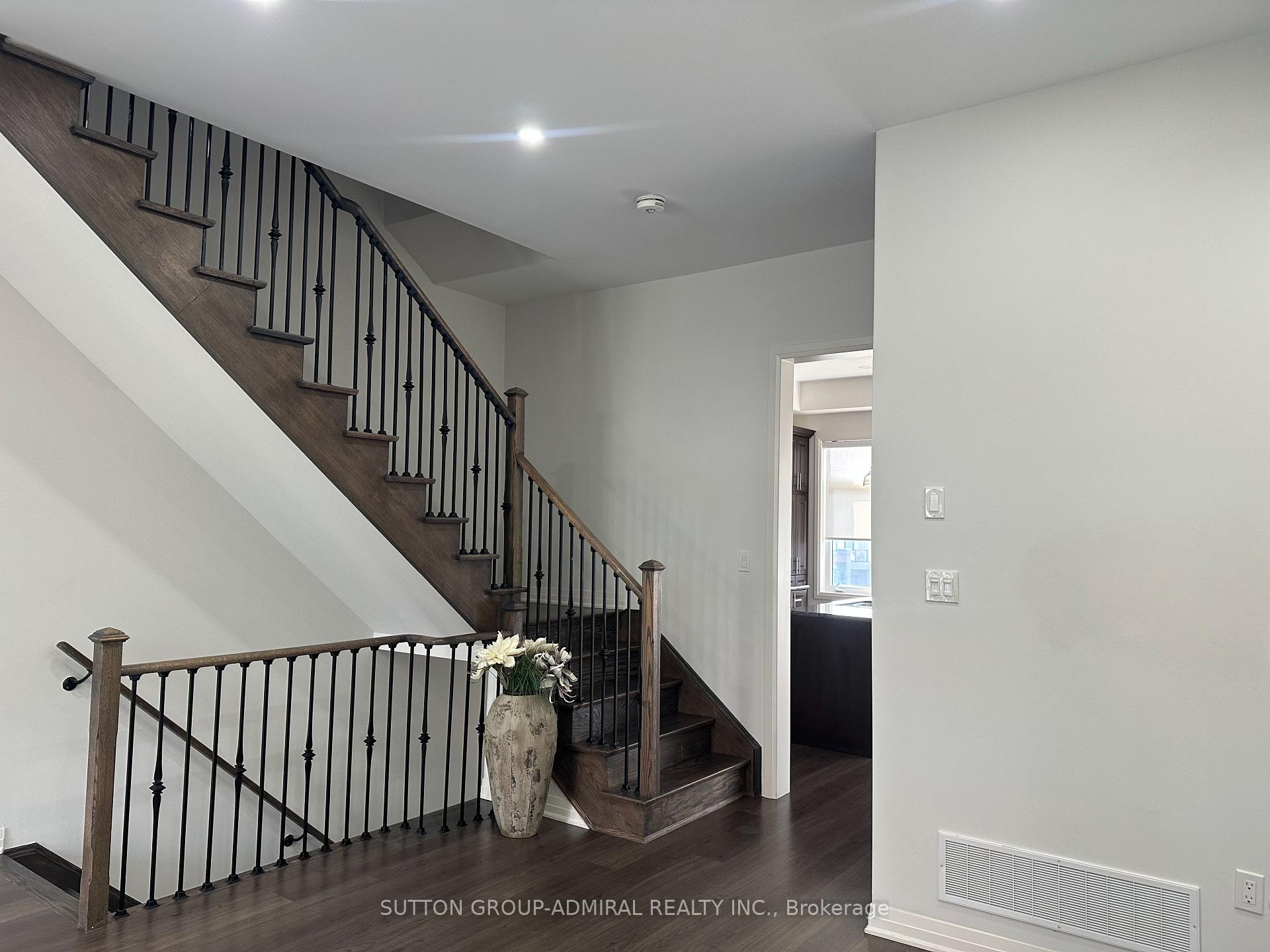Photo 6 of 11 Arianna Crescent, Vaughan, Patterson — HOMEH