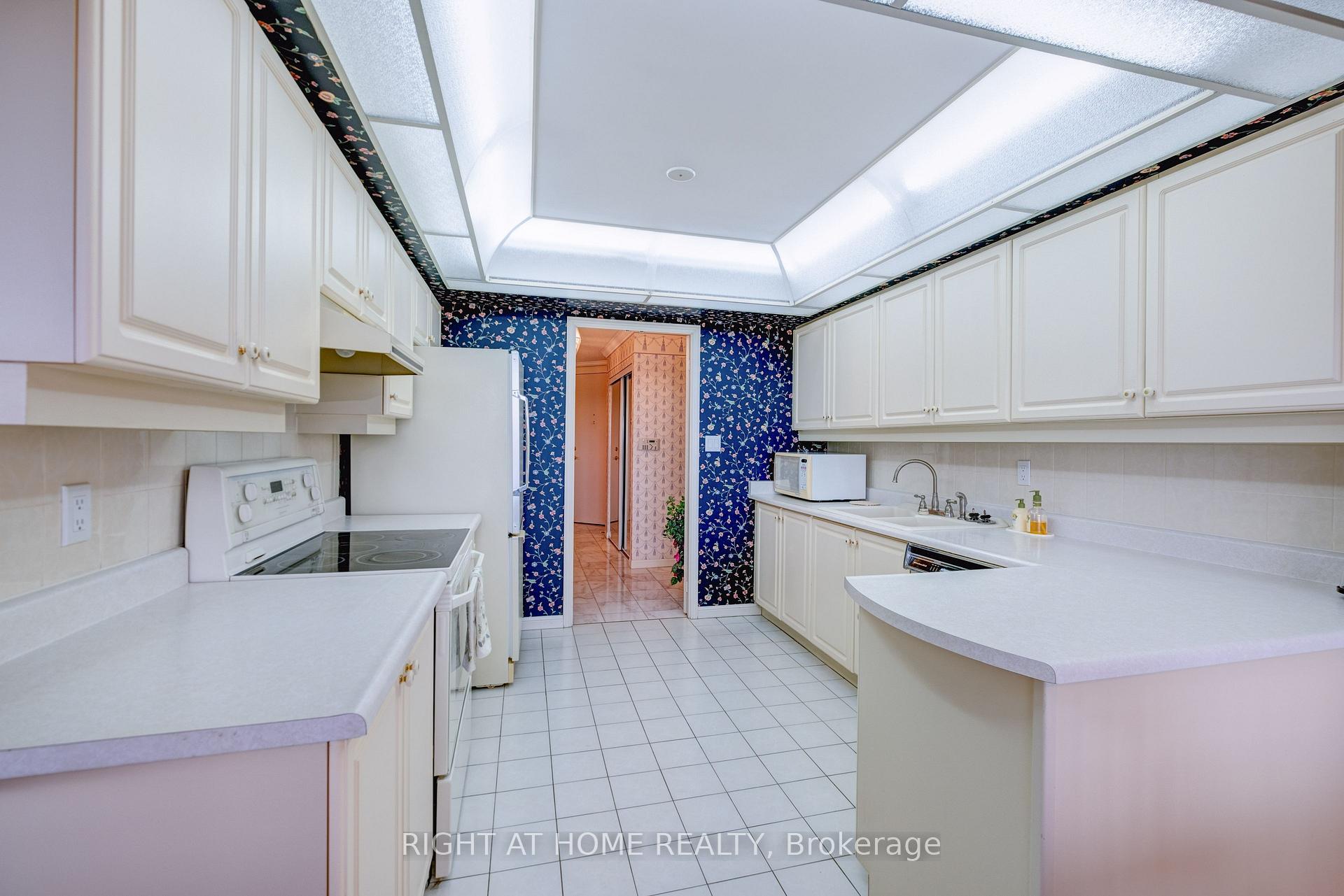 Photo 13 of Unit 914, 610 Bullock Drive, Markham, Markville — HOMEH