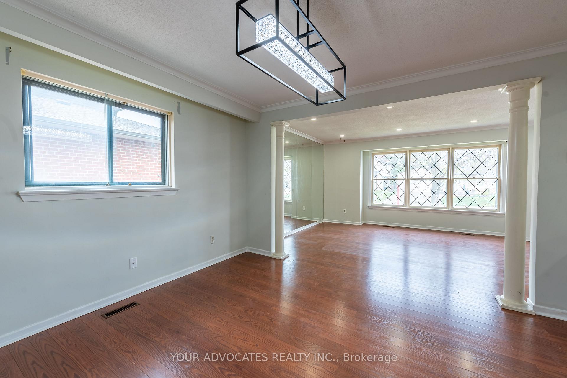 Photo 5 of 7 Pringle Avenue, Markham, Markham Village — HOMEH