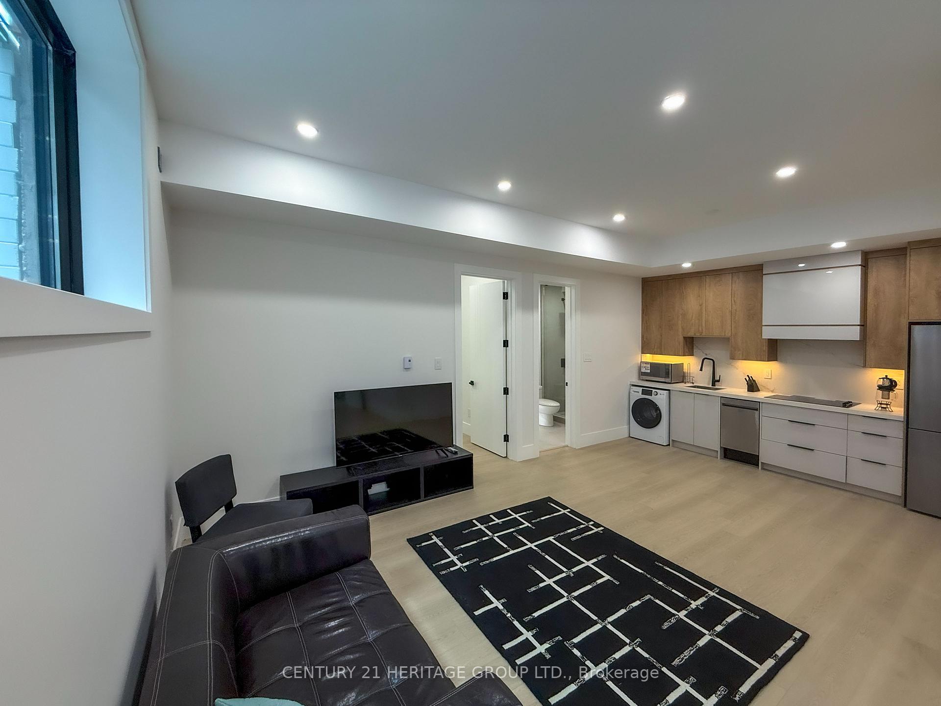 Photo 8 of Unit #A, 11 Knowles Crescent, Aurora, Aurora Heights — HOMEH