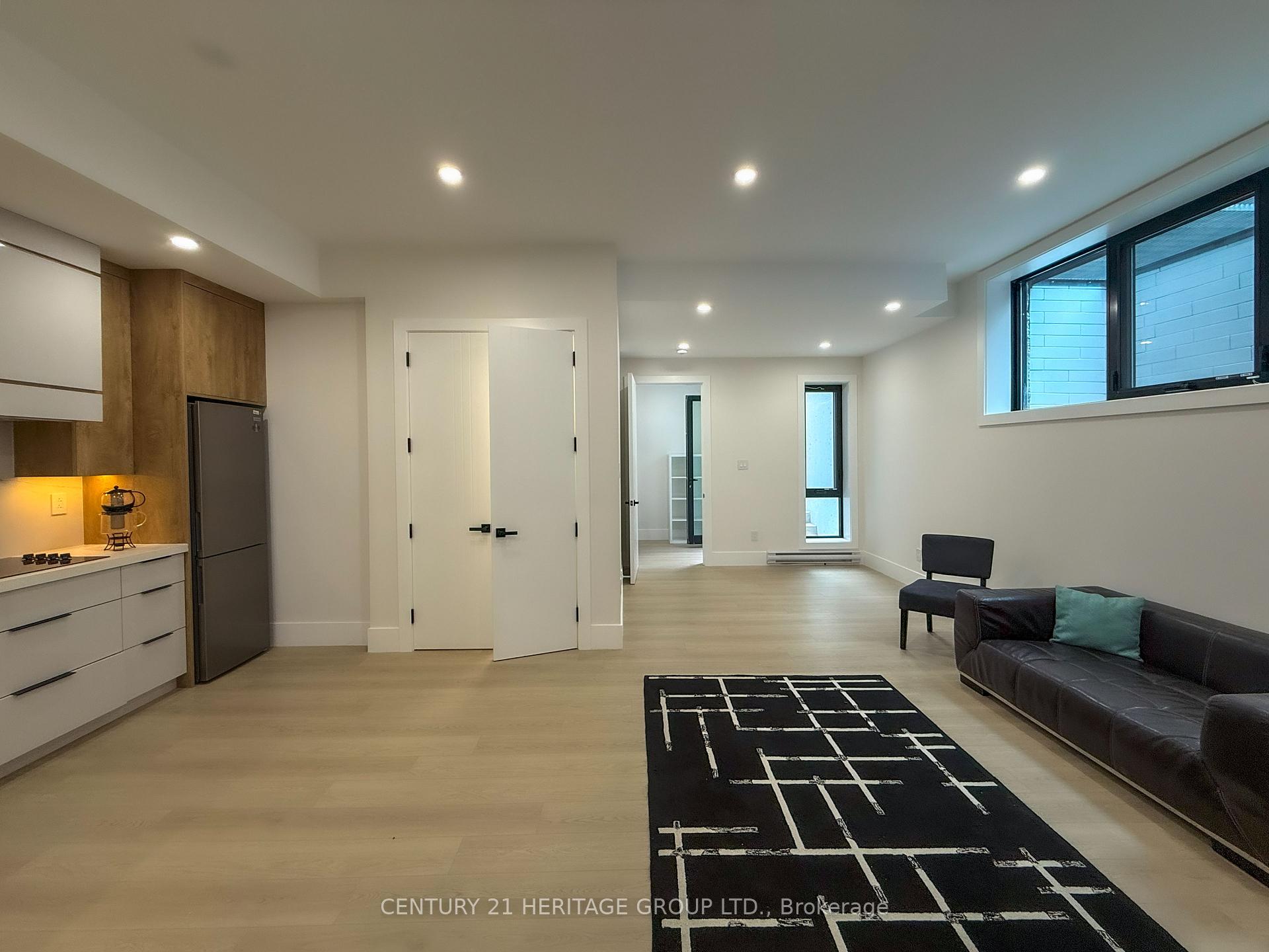 Photo 2 of Unit #A, 11 Knowles Crescent, Aurora, Aurora Heights — HOMEH