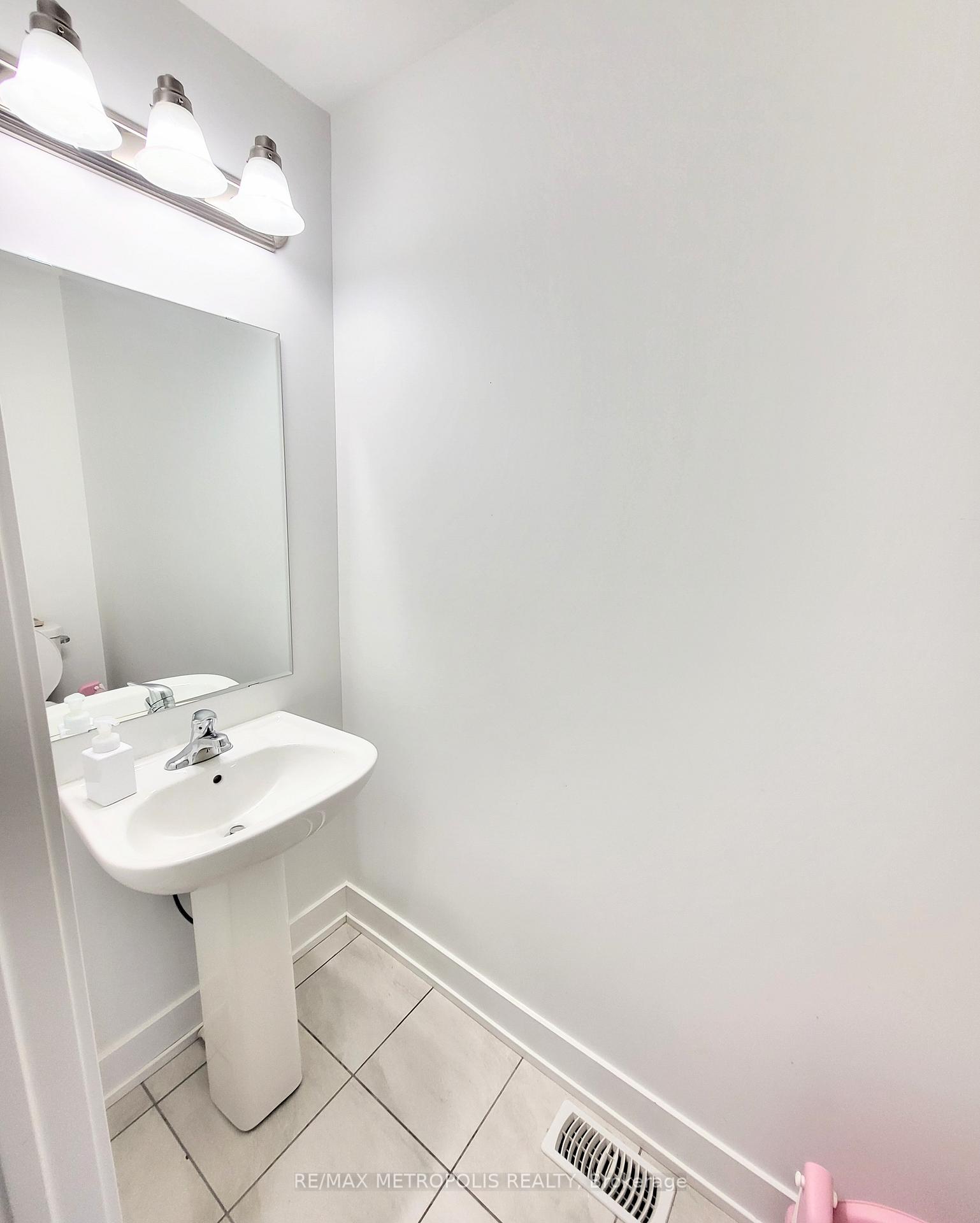 Photo 3 of 29 Sobczak Drive, Whitby, Port Whitby — HOMEH