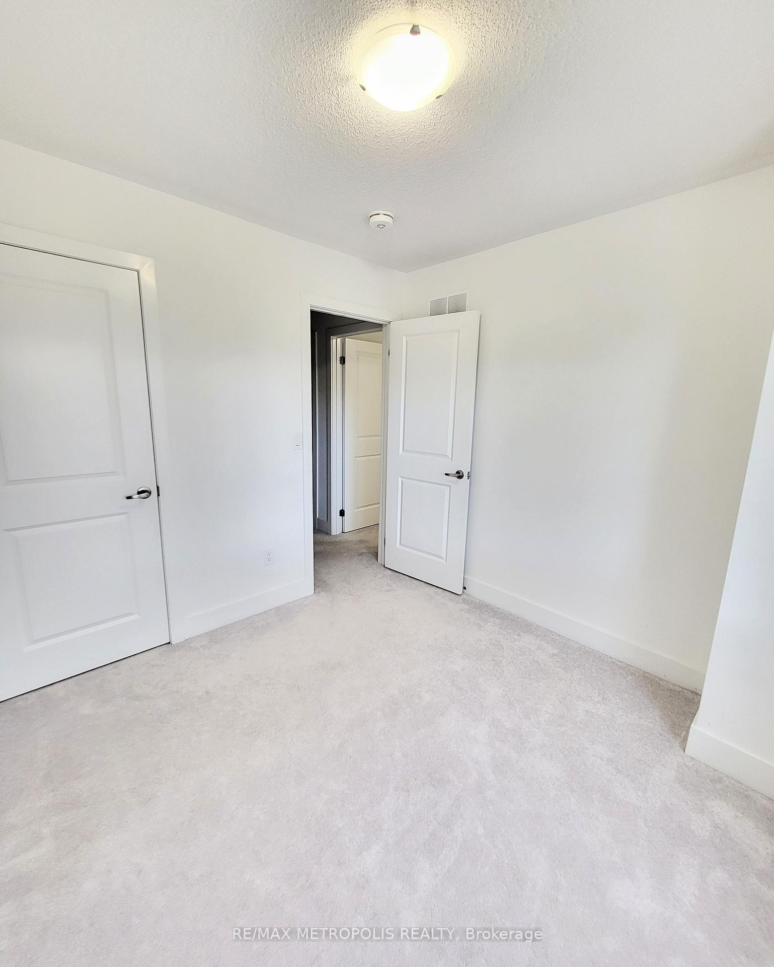 Photo 11 of 29 Sobczak Drive, Whitby, Port Whitby — HOMEH