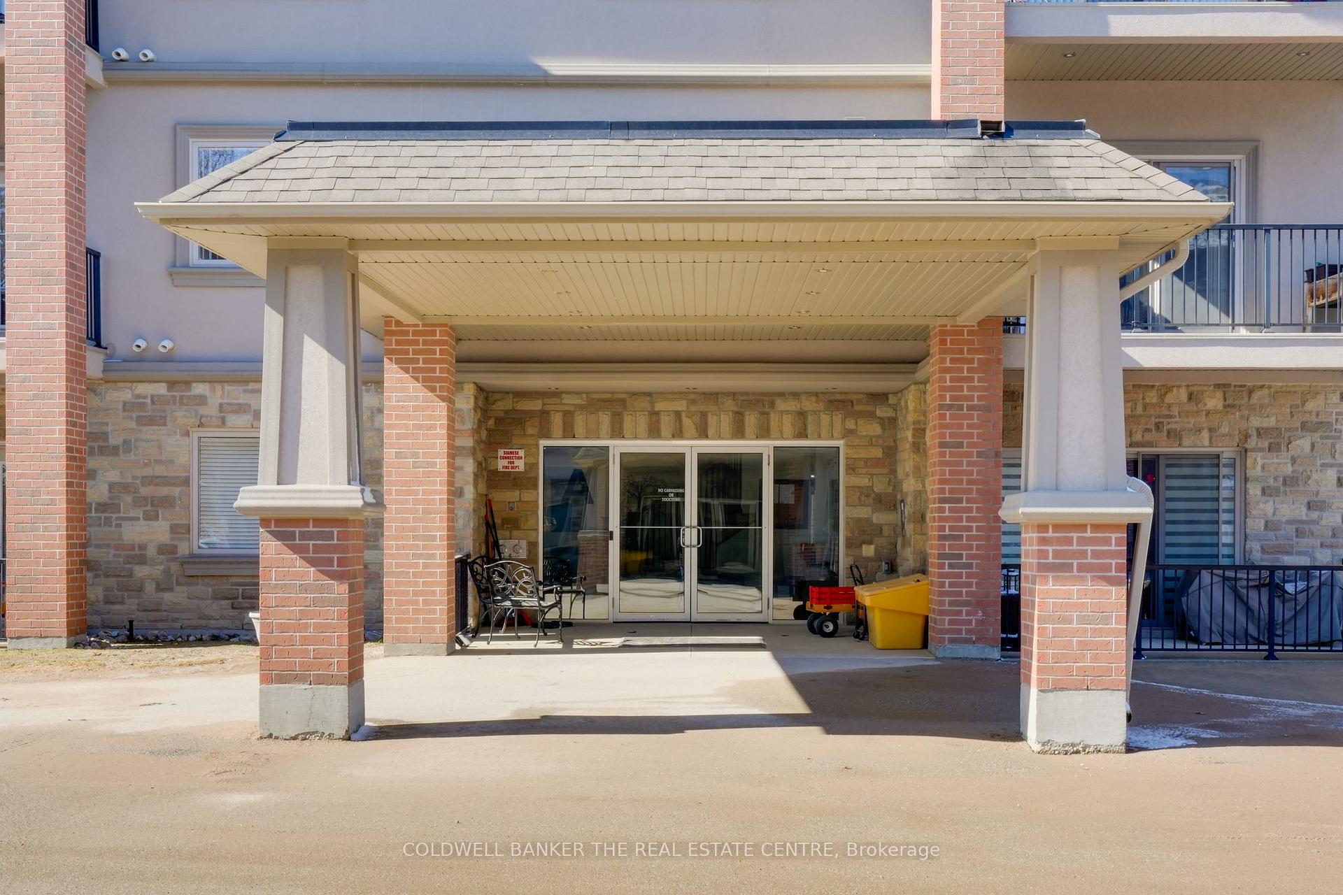 Photo 2 of Unit 305, 19a Yonge Street N, Springwater, Elmvale — HOMEH