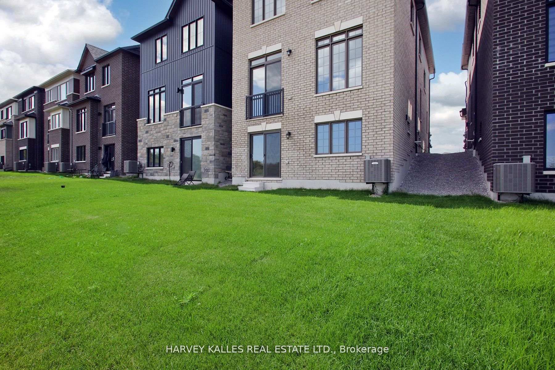Photo 9 of 1077 Zircon Manor, Pickering, Rural Pickering — HOMEH
