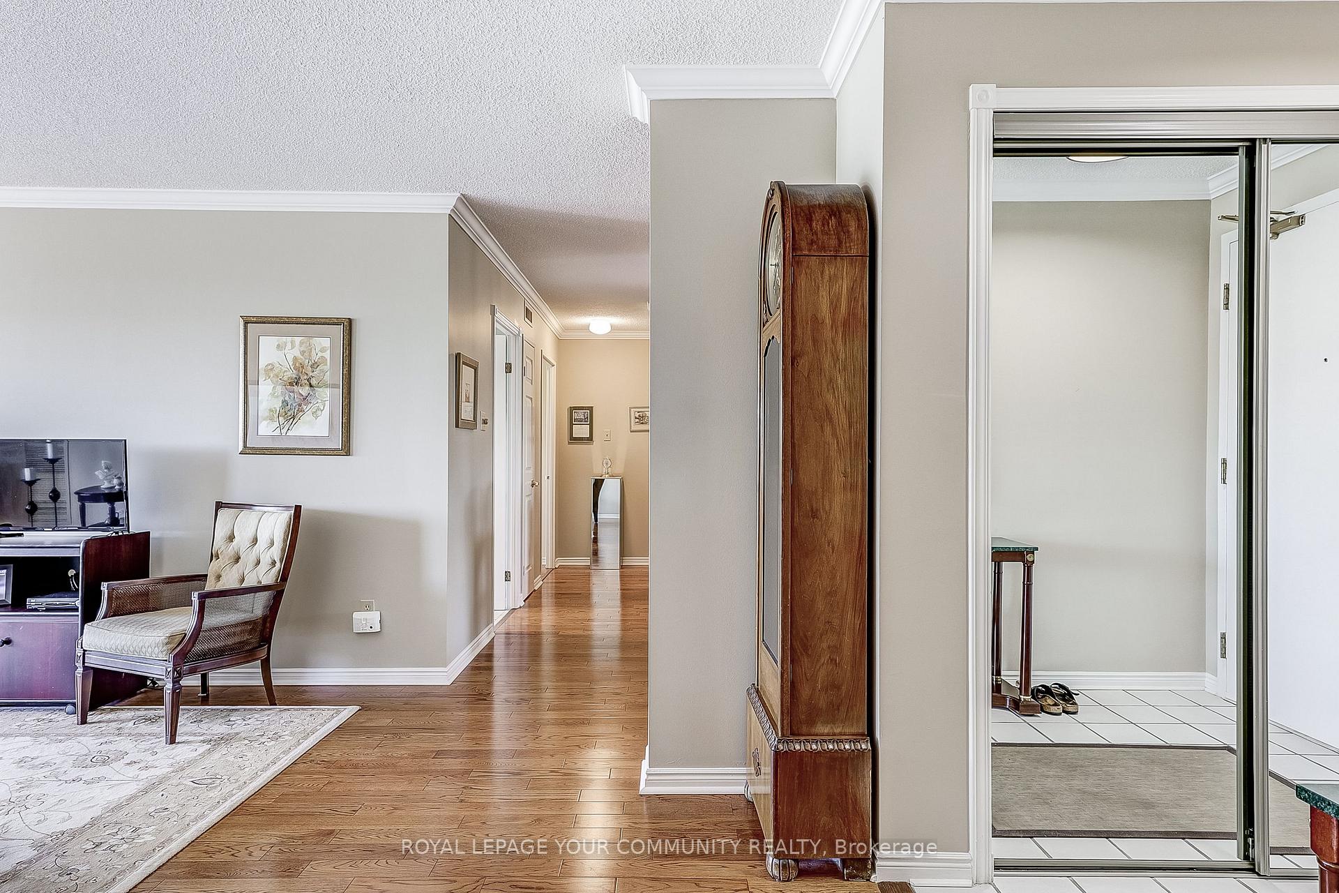 Photo 5 of Unit 604, 14924 Yonge Street S, Aurora, Aurora Highlands — HOMEH