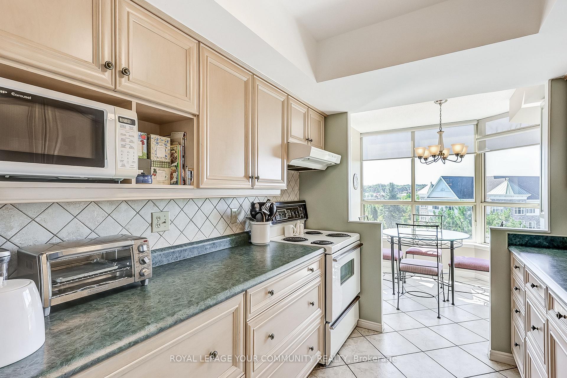 Photo 2 of Unit 604, 14924 Yonge Street S, Aurora, Aurora Highlands — HOMEH