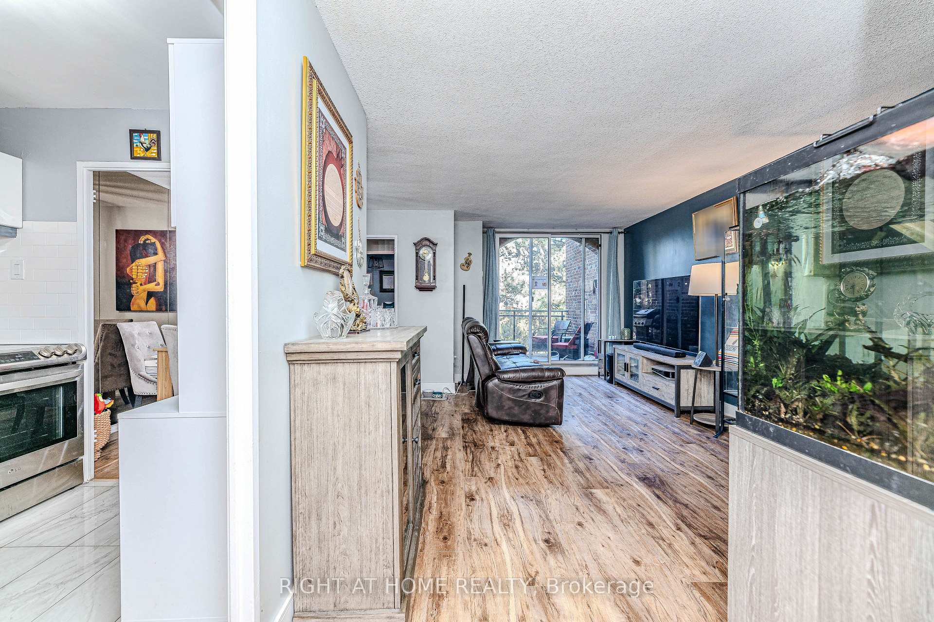 Photo 8 of Unit 202, 16 Elgin Street, Markham, Thornhill — HOMEH