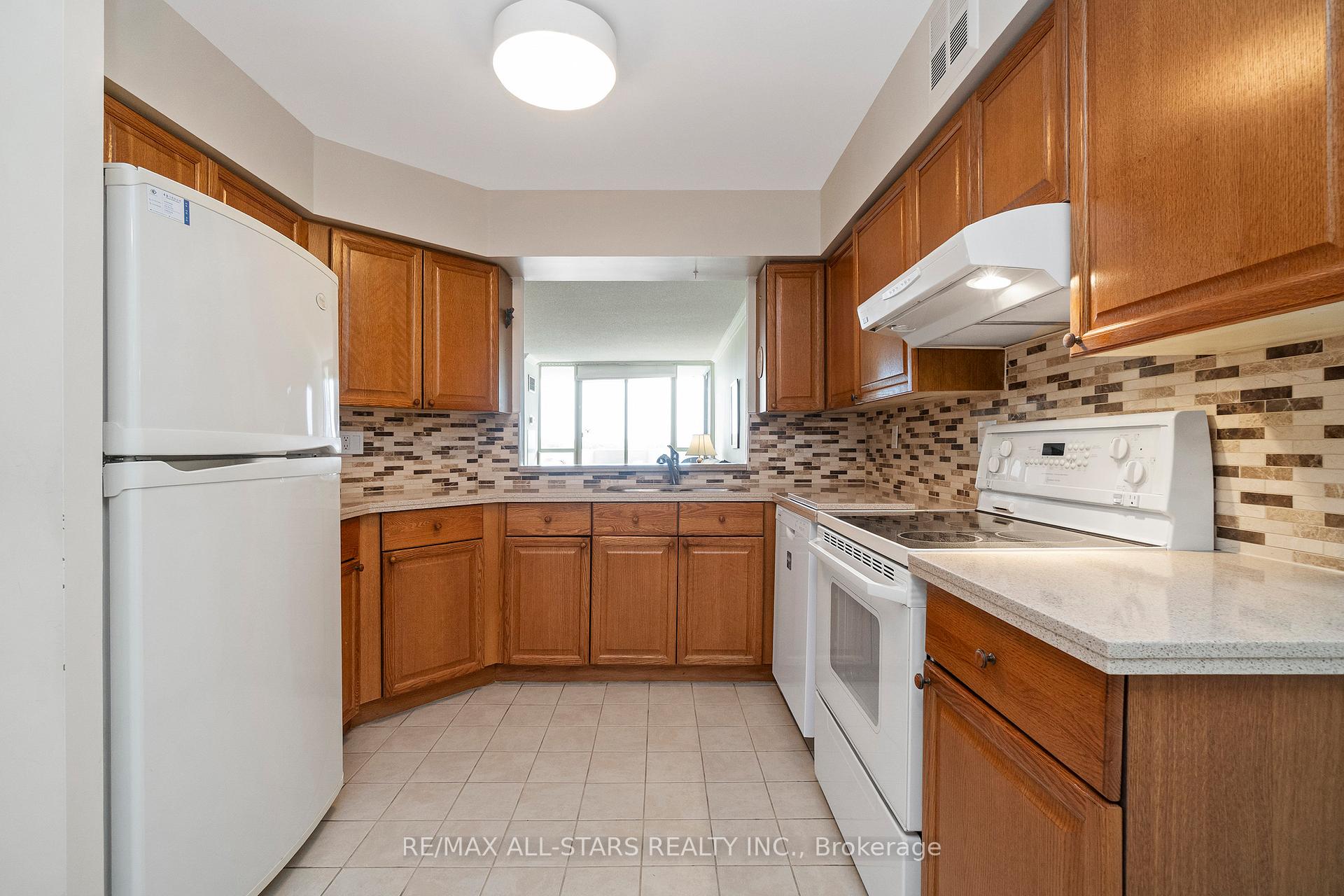 Photo 11 of Unit 822, 25 Austin Drive, Markham, Markville — HOMEH