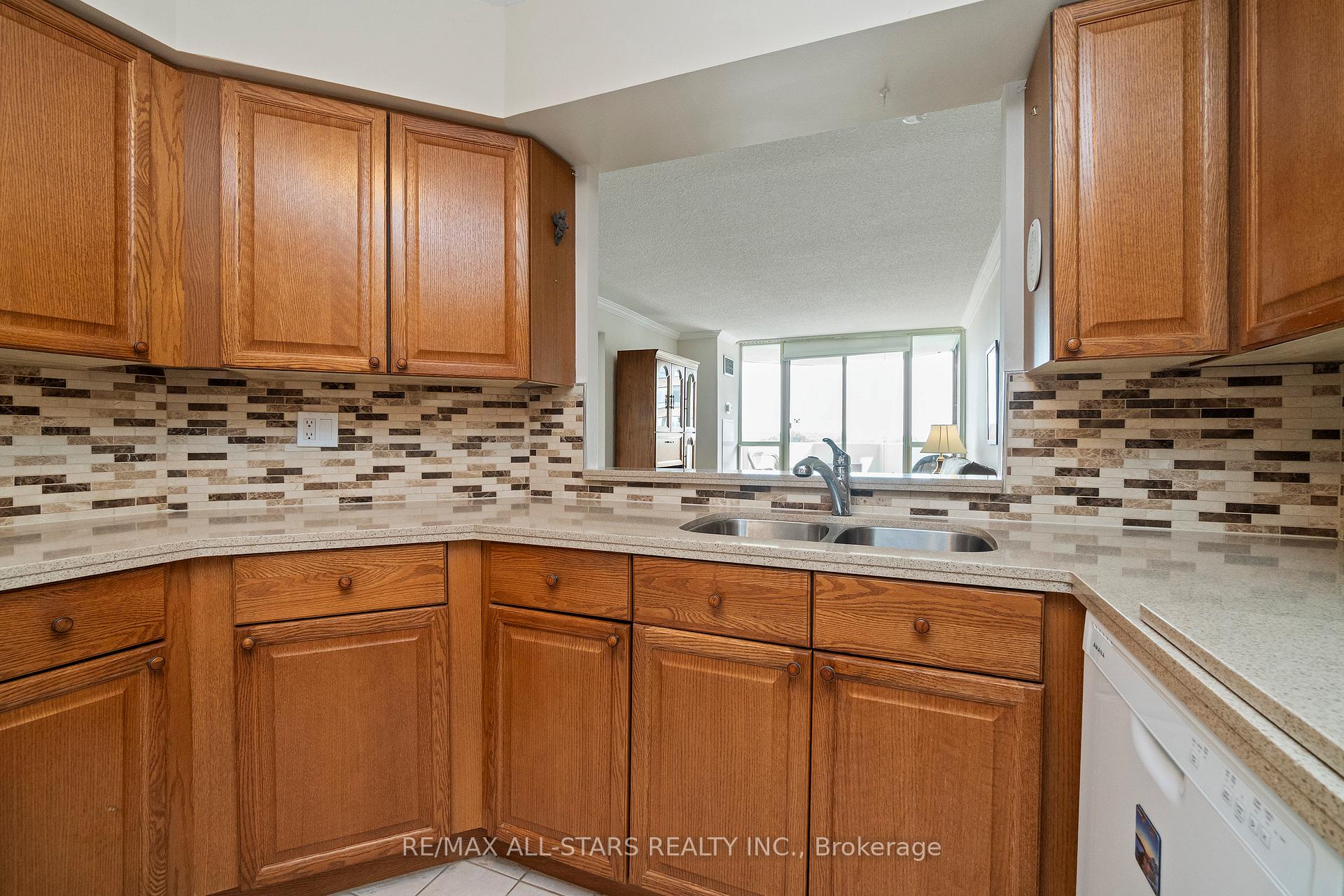 Photo 21 of Unit 822, 25 Austin Drive, Markham, Markville — HOMEH
