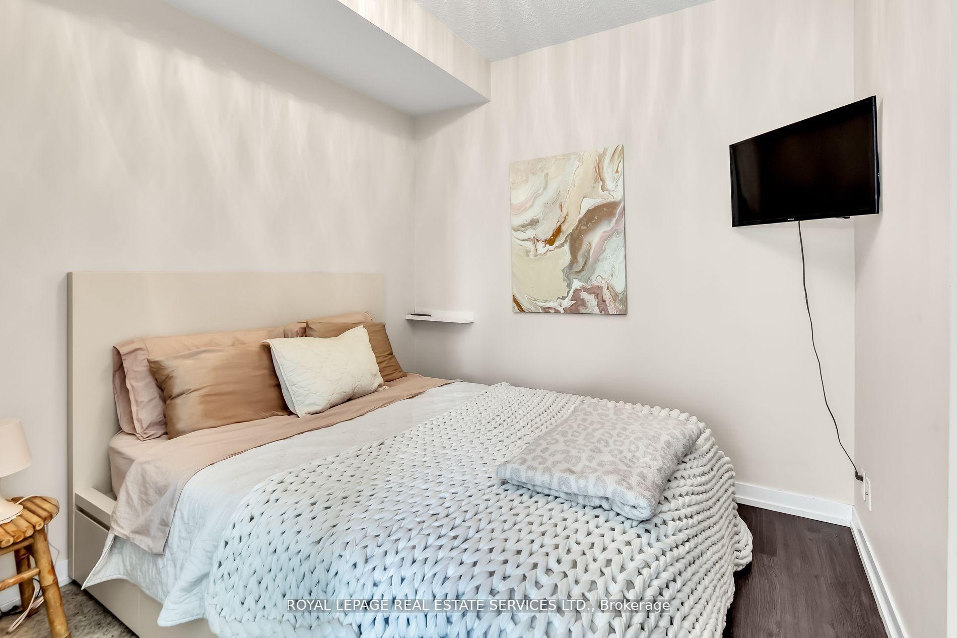 Photo 7 of Unit 727, 89 Dunfield Avenue, Toronto, Mount Pleasant West — HOMEH